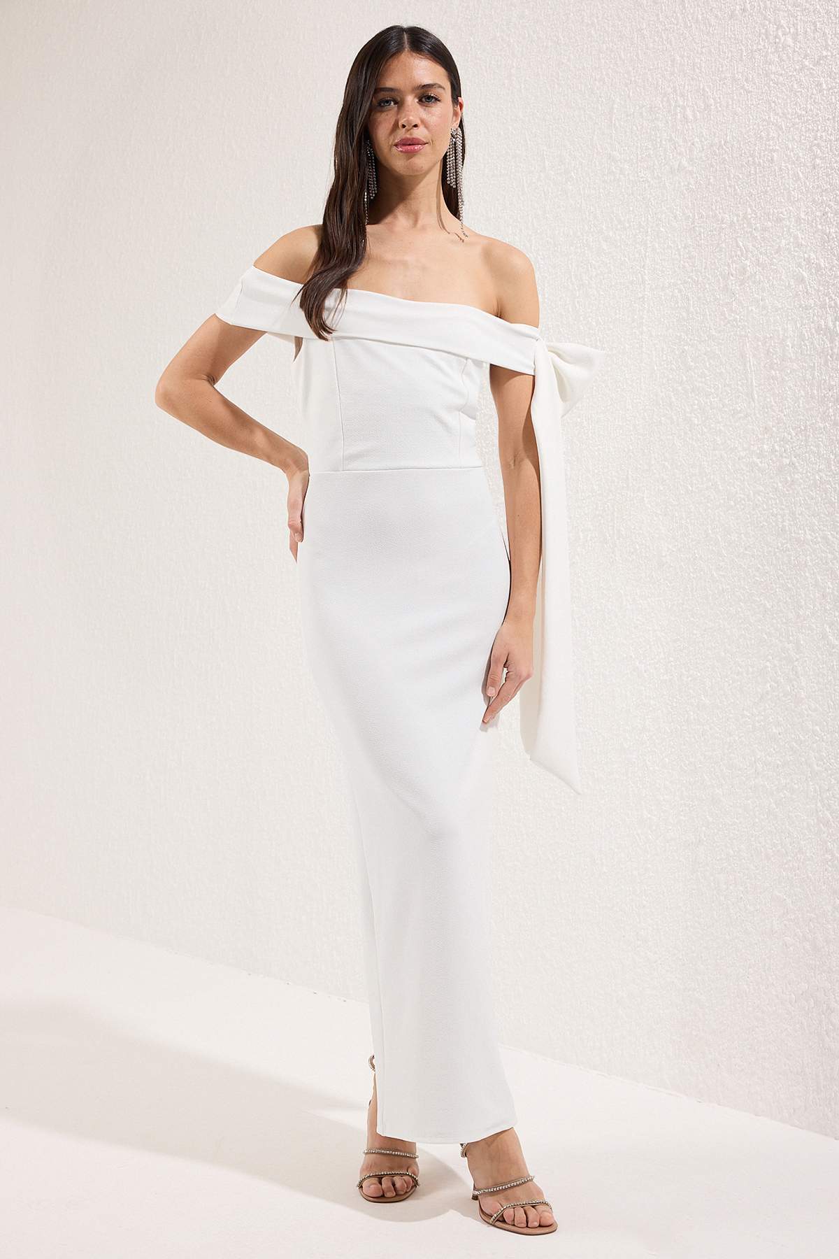 Trendyolmilla  Beyaz Vücuda Oturan Omuz Fiyonk Detaylı Örme Şık Abiye Gece Mezuniyet Elbisesi TPRSS25EL00293 - Görsel 2