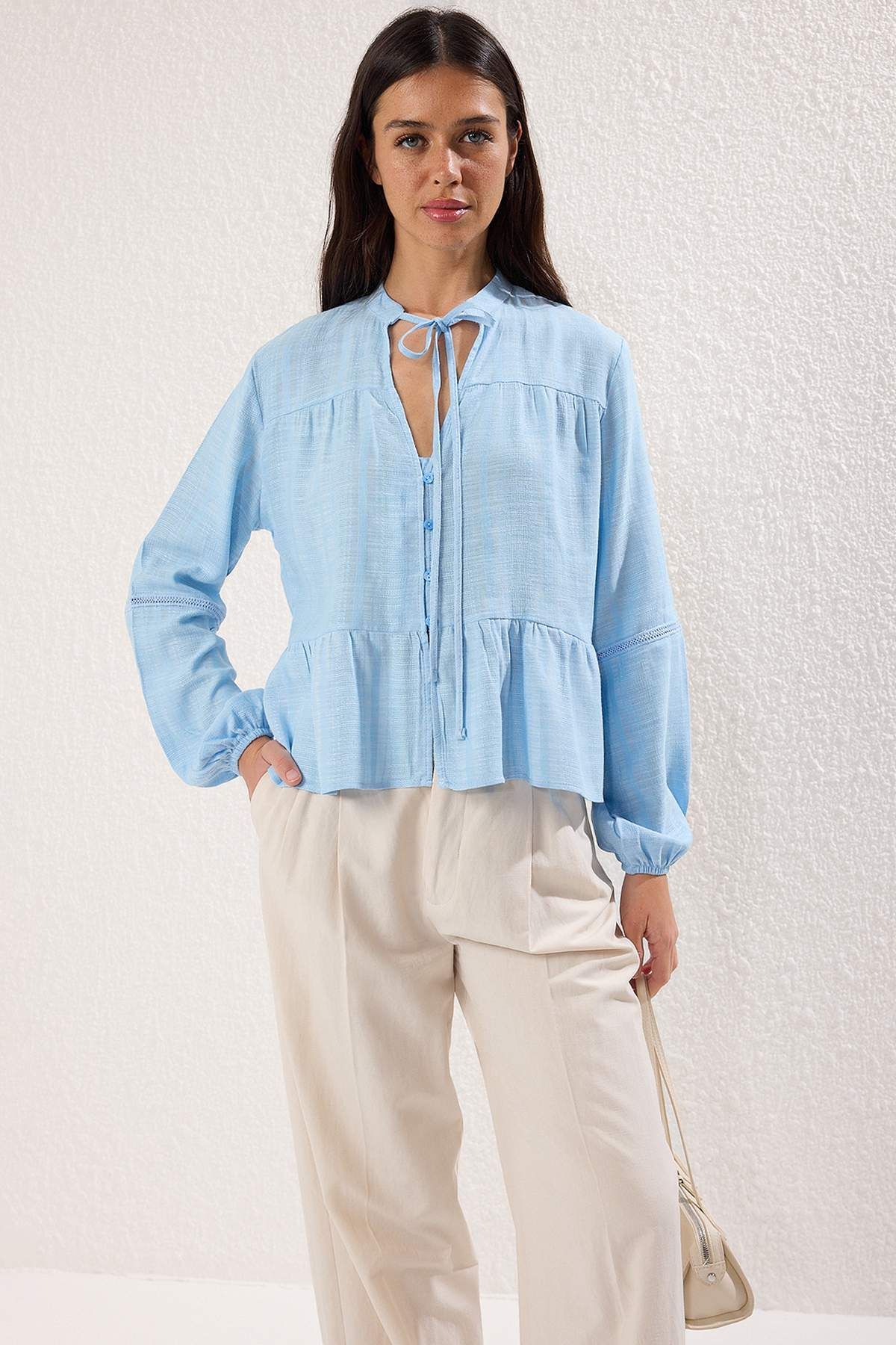 Trendyol Collection-Hellblaues, strukturiertes Baumwollgewebe mit Spitze am Ärmel, gewöhnliches, gewebtes Hemd mit normaler Passform TWOSS25GO00038 2