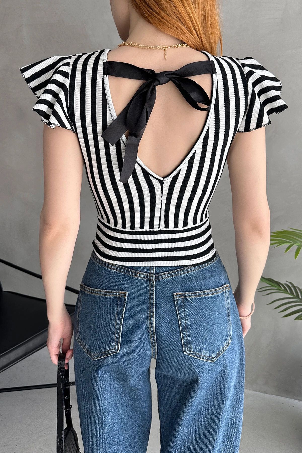 bacc Siyah Beyaz Sırtı Fiyonk Bağlamalı Çizgi Detaylı Crop Bluz BCDF-252209