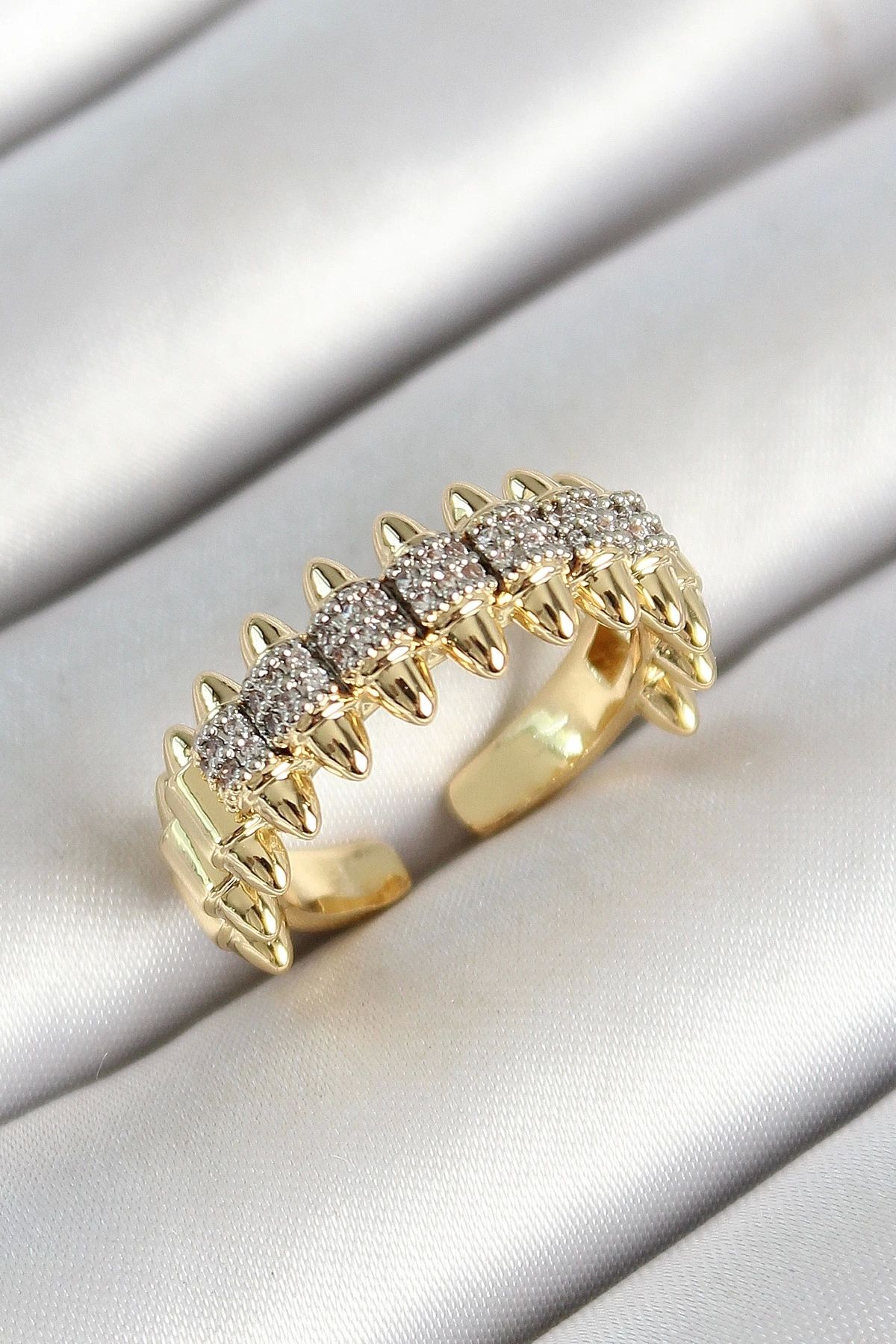 GLIMMERY Pirinç Kurşun Figürlü Zirkon Taşlı Gold Renk Ayarlanabilir Kadın Yüzük