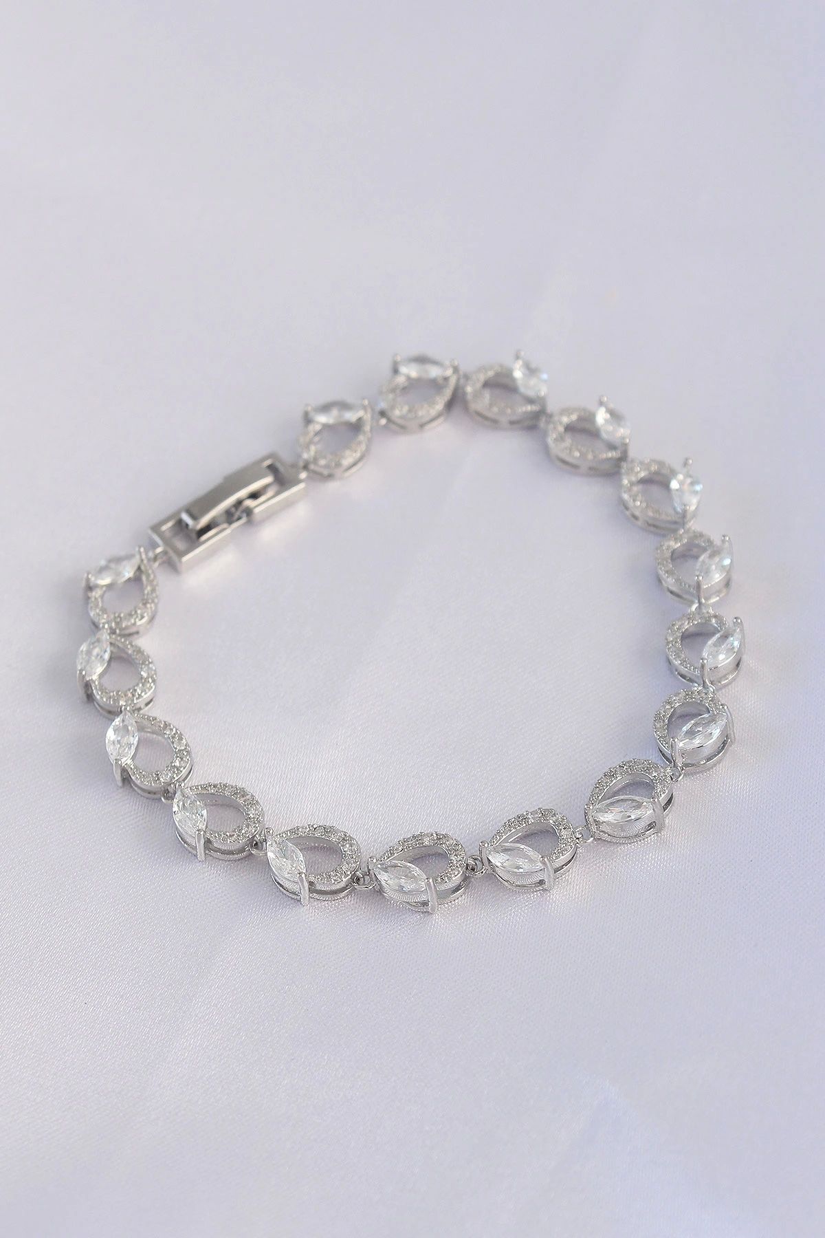OurStyles Vip Seri Pirinç Zirkon Taşlı Gümüş Renk Arpa Model Bileklik - TJ-BB6062