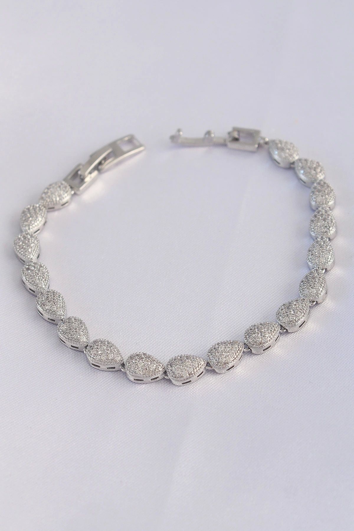 OurStyles Vip Seri Pirinç Zirkon Taşlı Gümüş Renk Damla Model Bileklik - TJ-BB6065