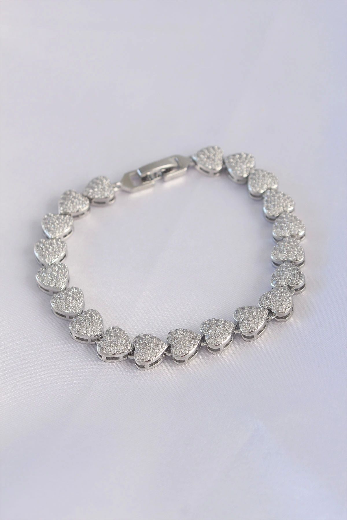 OurStyles Vip Seri Pirinç Zirkon Taşlı Gümüş Renk Kalp Model Bileklik - TJ-BB6067