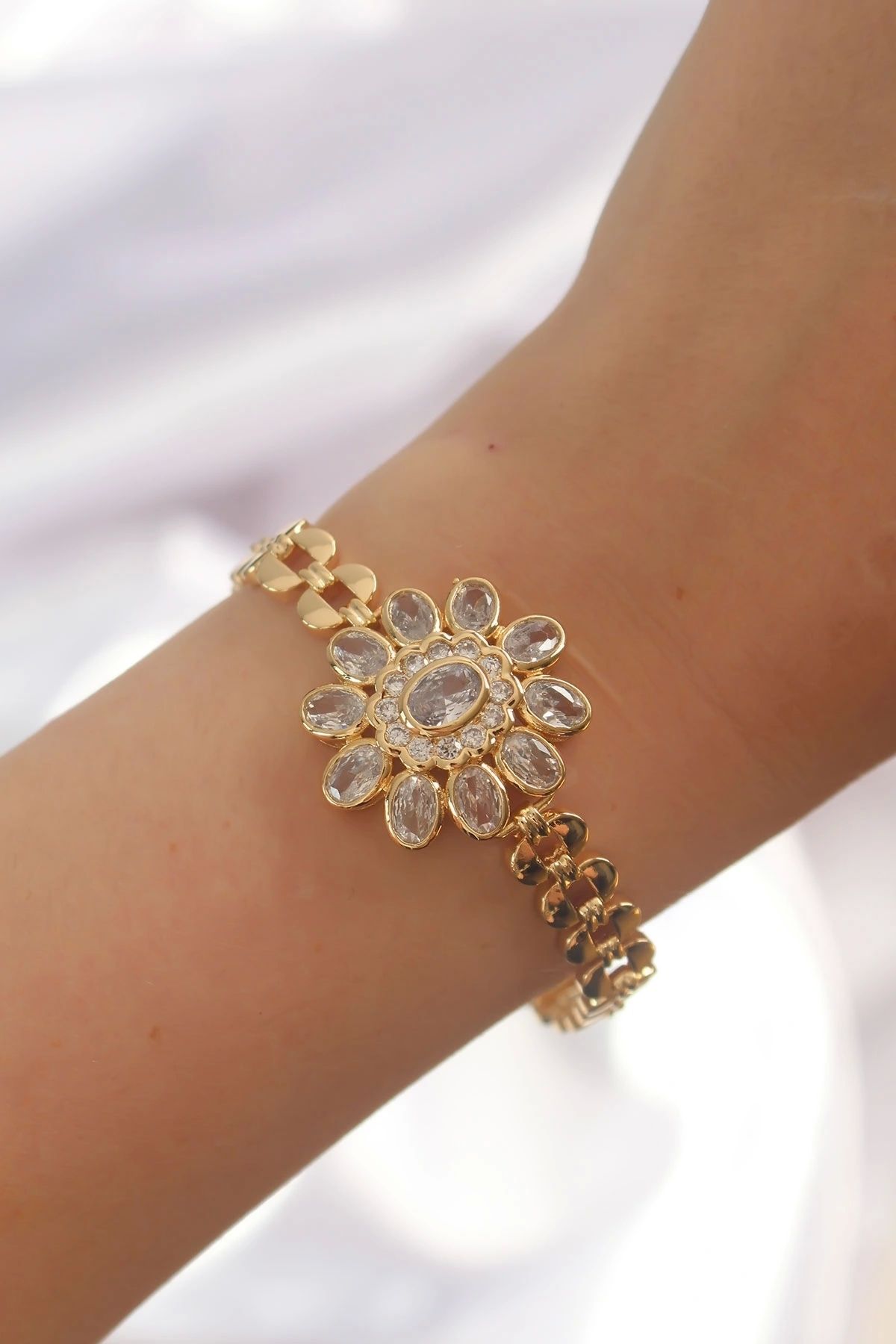 OurStyles Pirinç Gold Renk İri Zirkon Taşlı Çiçek Figürlü Bileklik - TJ-BB6141