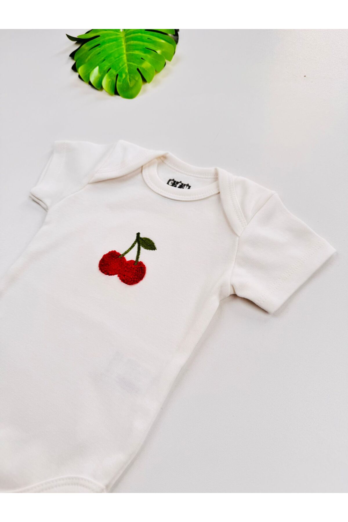 EFU BABY Kiraz Süzene Nakışlı Çıt Çıtlı Kız Bebek Kısa Kol Body Zıbın fotoğrafı 4 (önizleme)