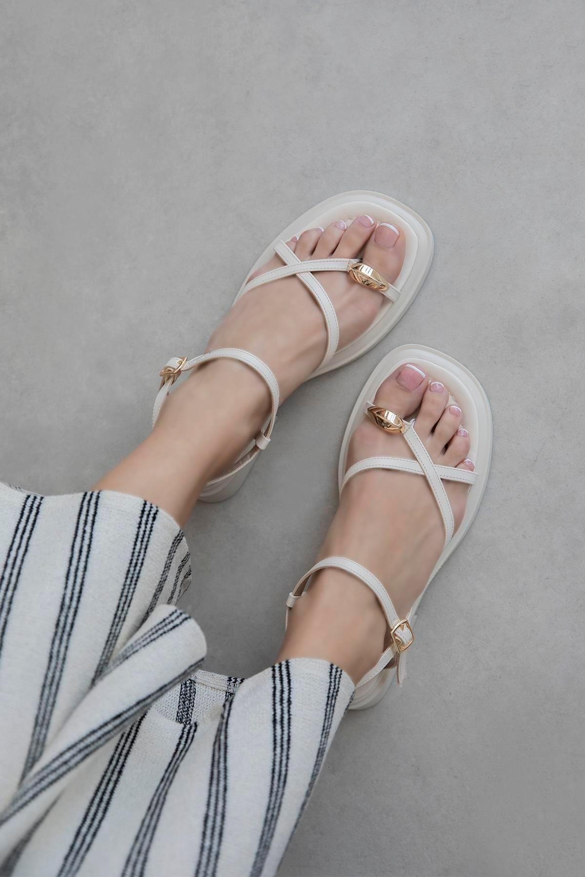 Stilbagshoes SARAH PARMAK ARASI YÜZÜK TAŞ DETAYLI KADIN SANDALET BEJ
