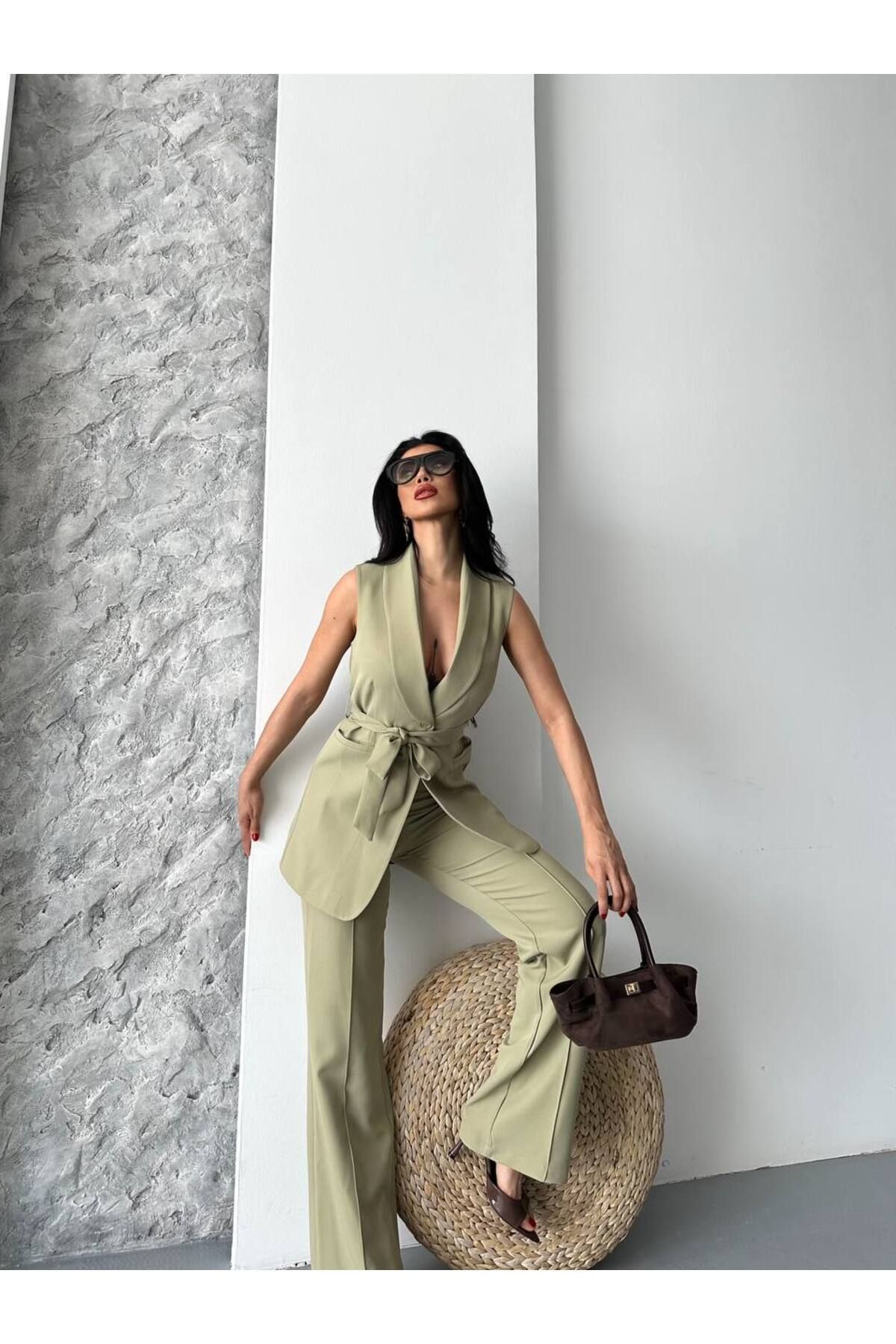 Bella Breeze Kadın Şal Yaka Kuşaklı Yelekli Palazzo Pantolonlu Takım Elbise