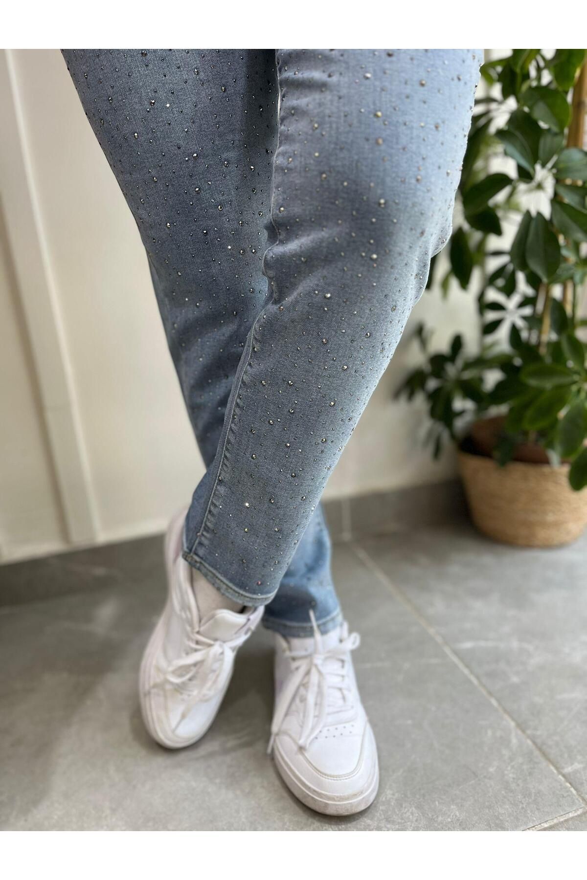 LA CARTE Mom Jeans Damla Taş İşlemeli Kot Pantolon Açık Mavi 0291