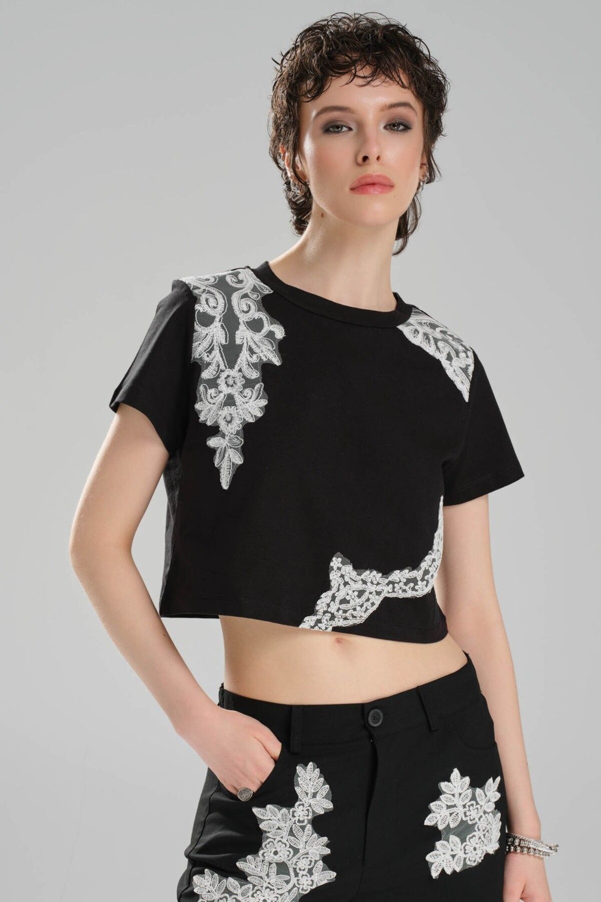 tw3 Kadın Dantel Aplikeli Tasarım Crop T-shirt