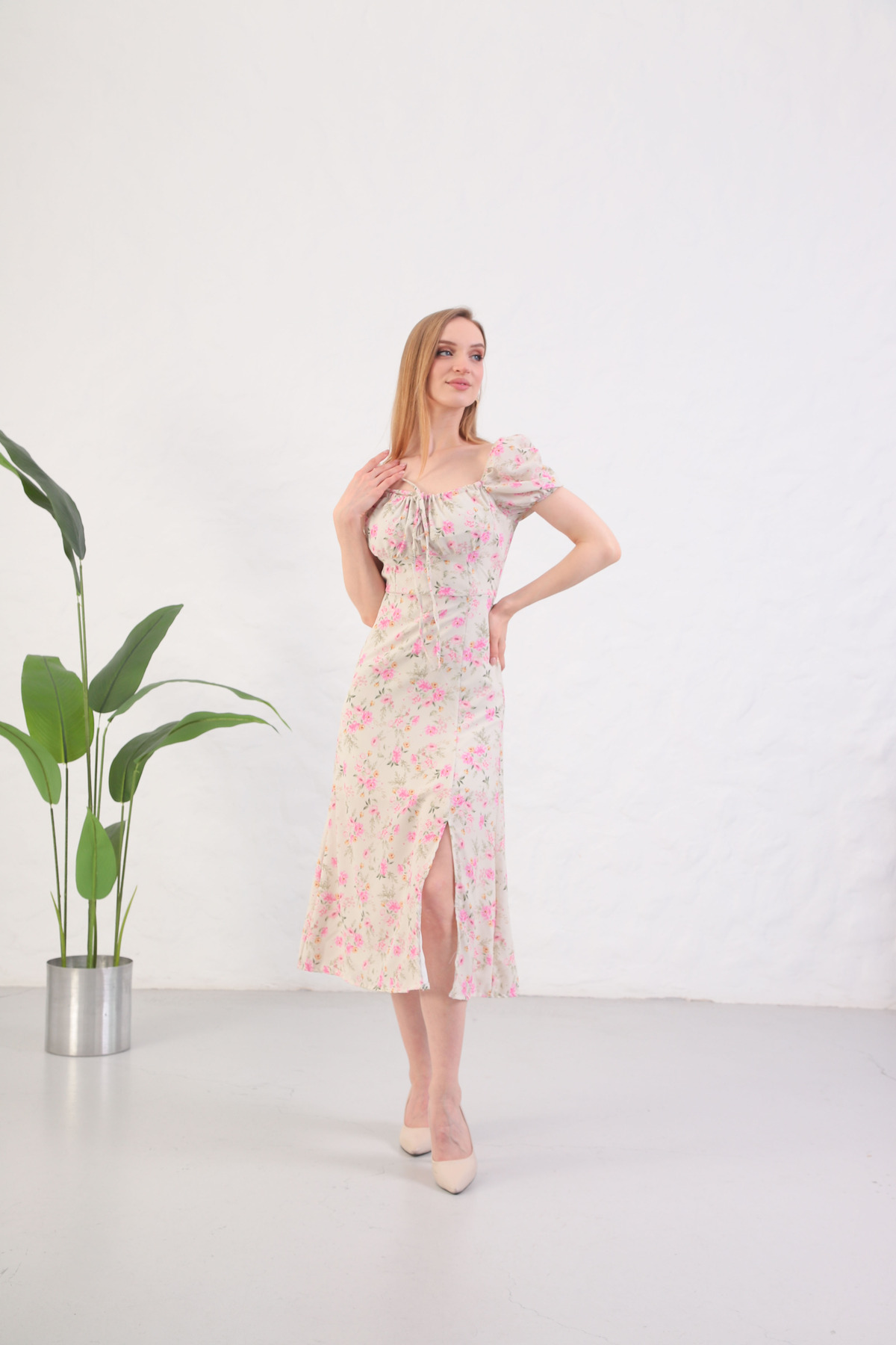 Women's Pink Floral Print Short Sleeve Dress with Front Slit - Görsel 3