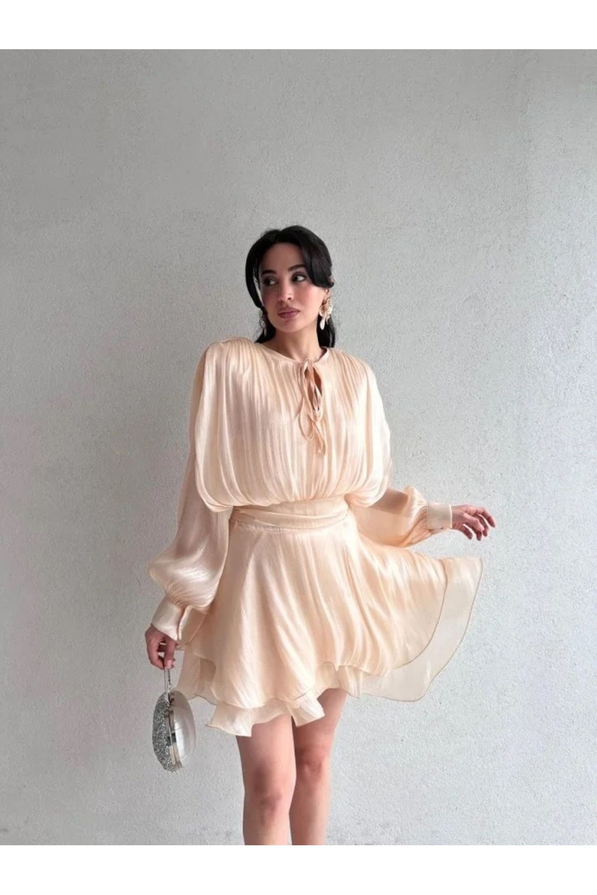 Rabia Çelik Kadın Krem Göğüsü Bağlamalı Eteği Katlı Mini Elbise