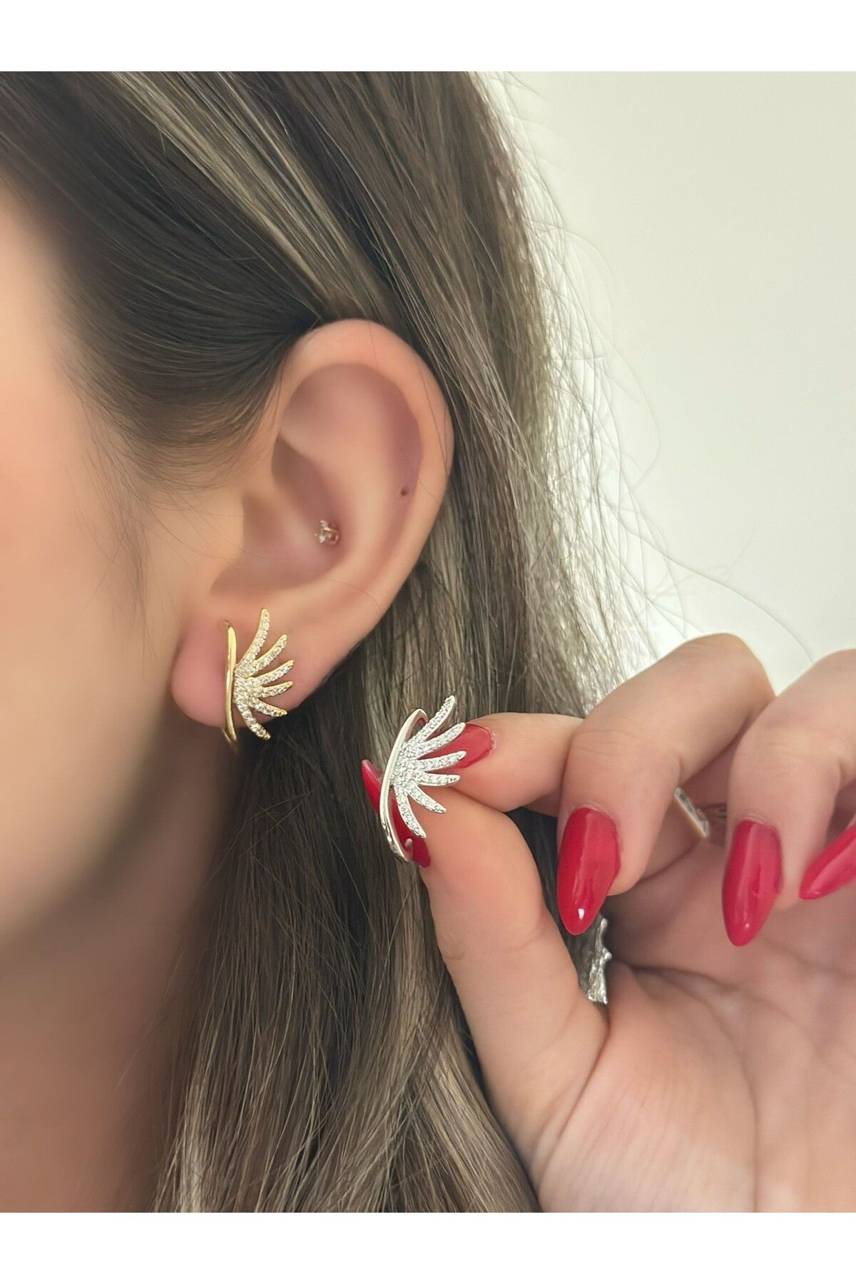 MyladyAccessoriess Zirkon Taş Detaylı Kanat Çelik Küpe Gold
