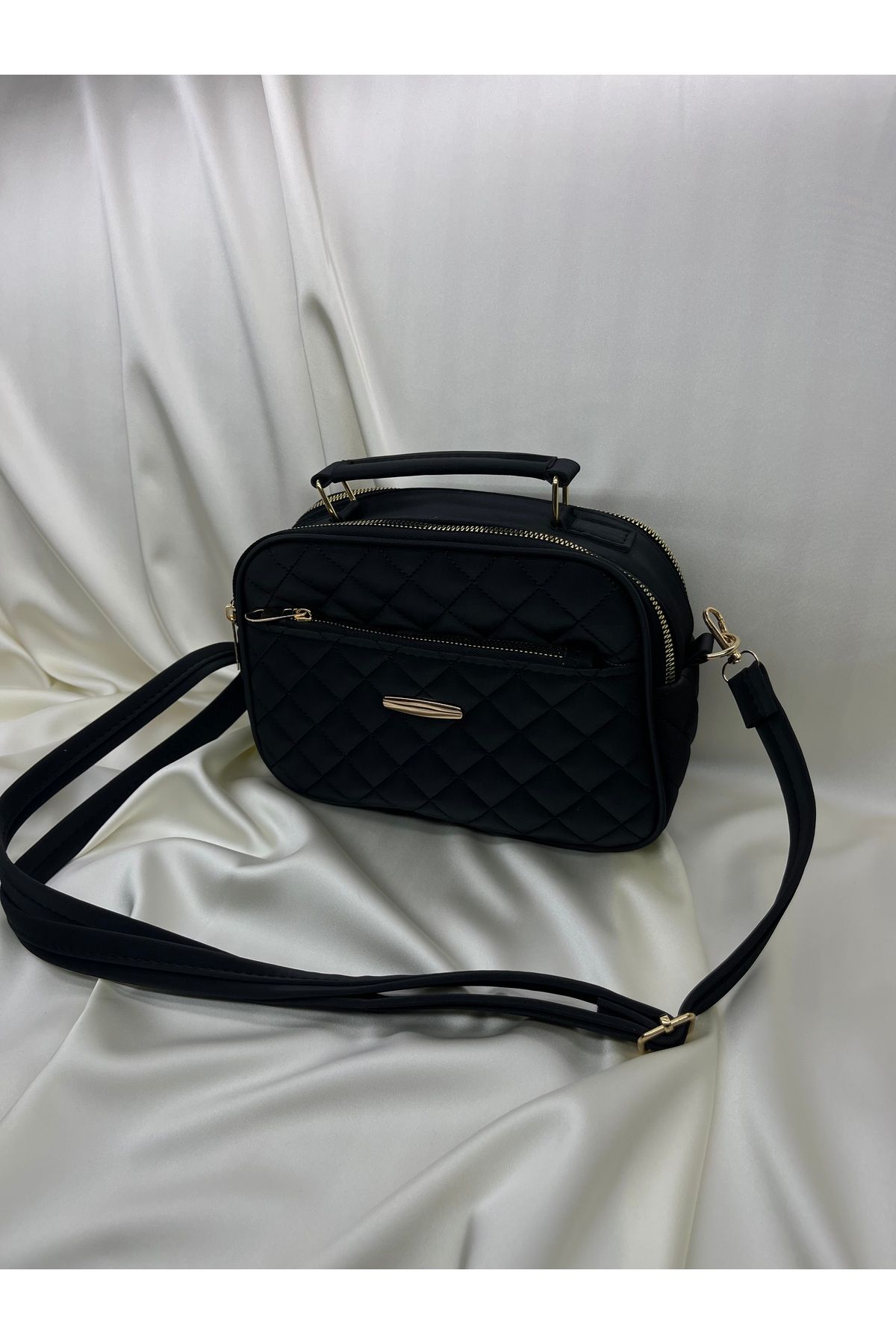 lunaria bags Kadın Kapitone Desenli Siyah El ve Omuz Çantası – Altın Detaylı, Şık & Kullanışlı