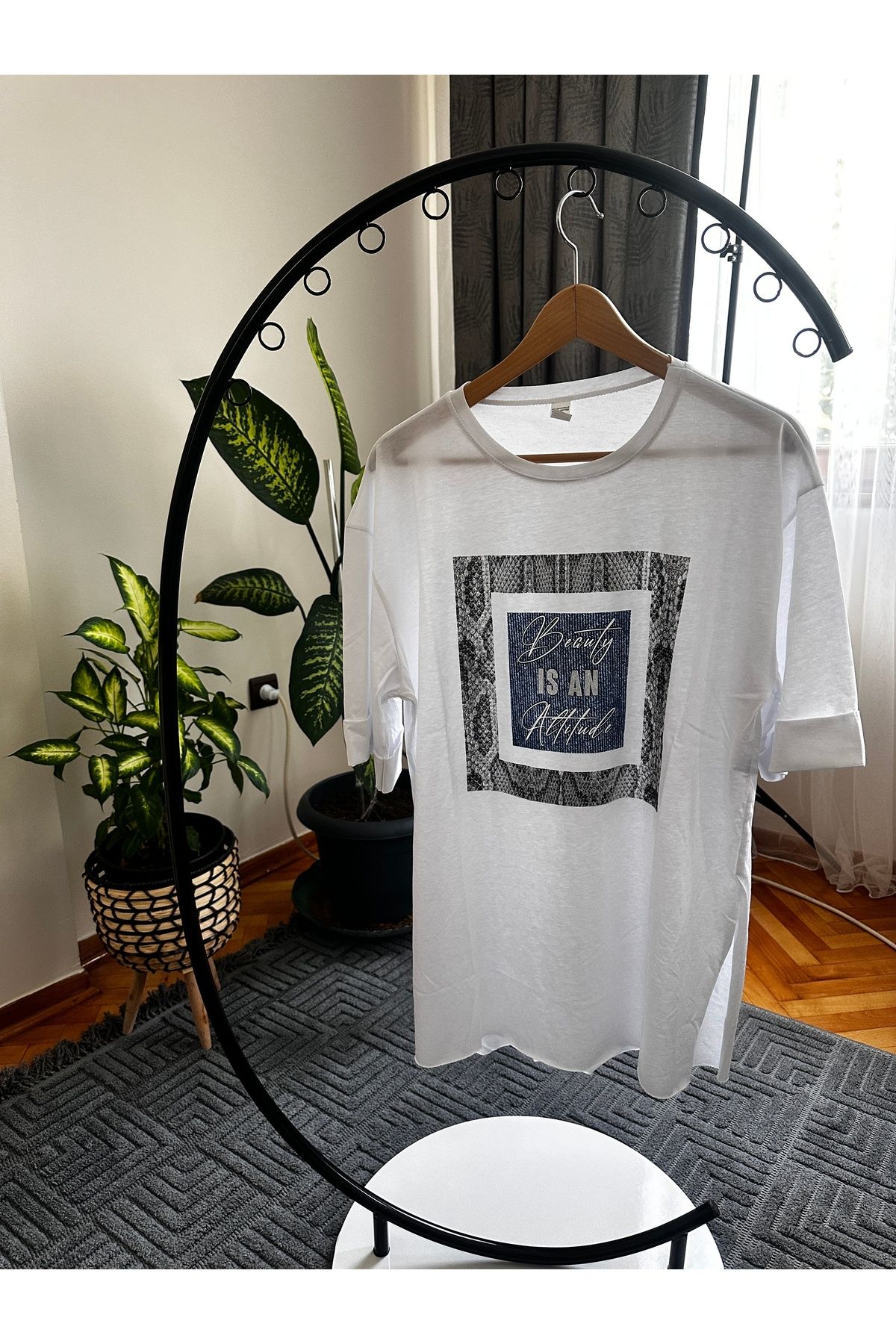 Akdeniz Modern Tasarımlı Beyaz Tişört