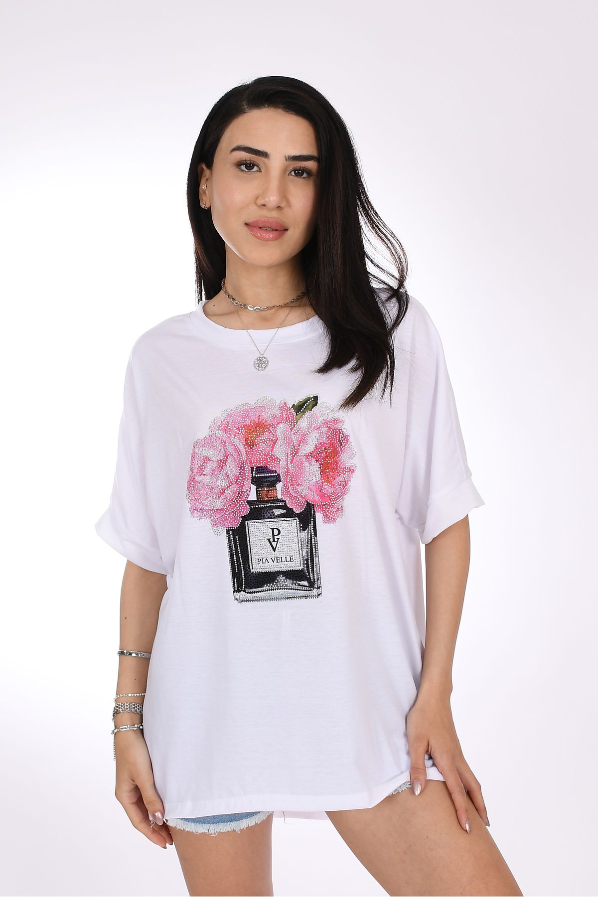 Pia Velle Parfüm Şişesi ve Çiçek Desenli Oversize T-Shirt – Feminen Şıklığın İmzası