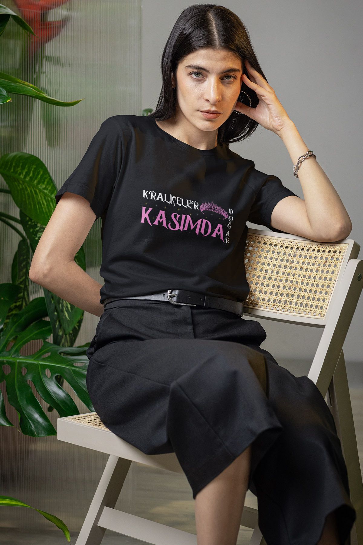 qoeuyl boutique Kraliçeler Bu Ayda Doğar Baskılı Anne Eş Sevgili Arkadaşa Hediyelik %100 Pamuklu Siyah Kadın T-Shirt