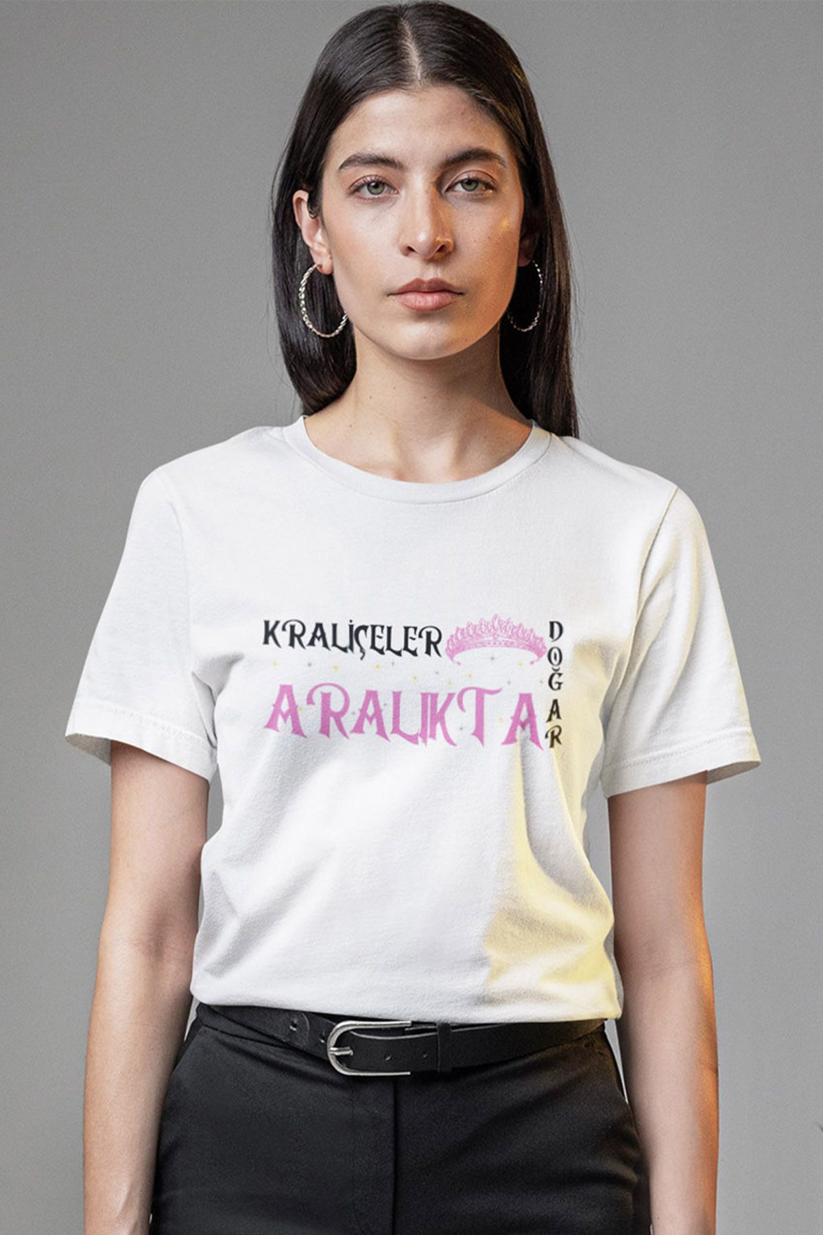 qoeuyl boutique Kraliçeler Bu Ayda Doğar Baskılı Anne Eş Sevgili Arkadaşa Hediyelik %100 Pamuklu Beyaz Kadın T-Shirt