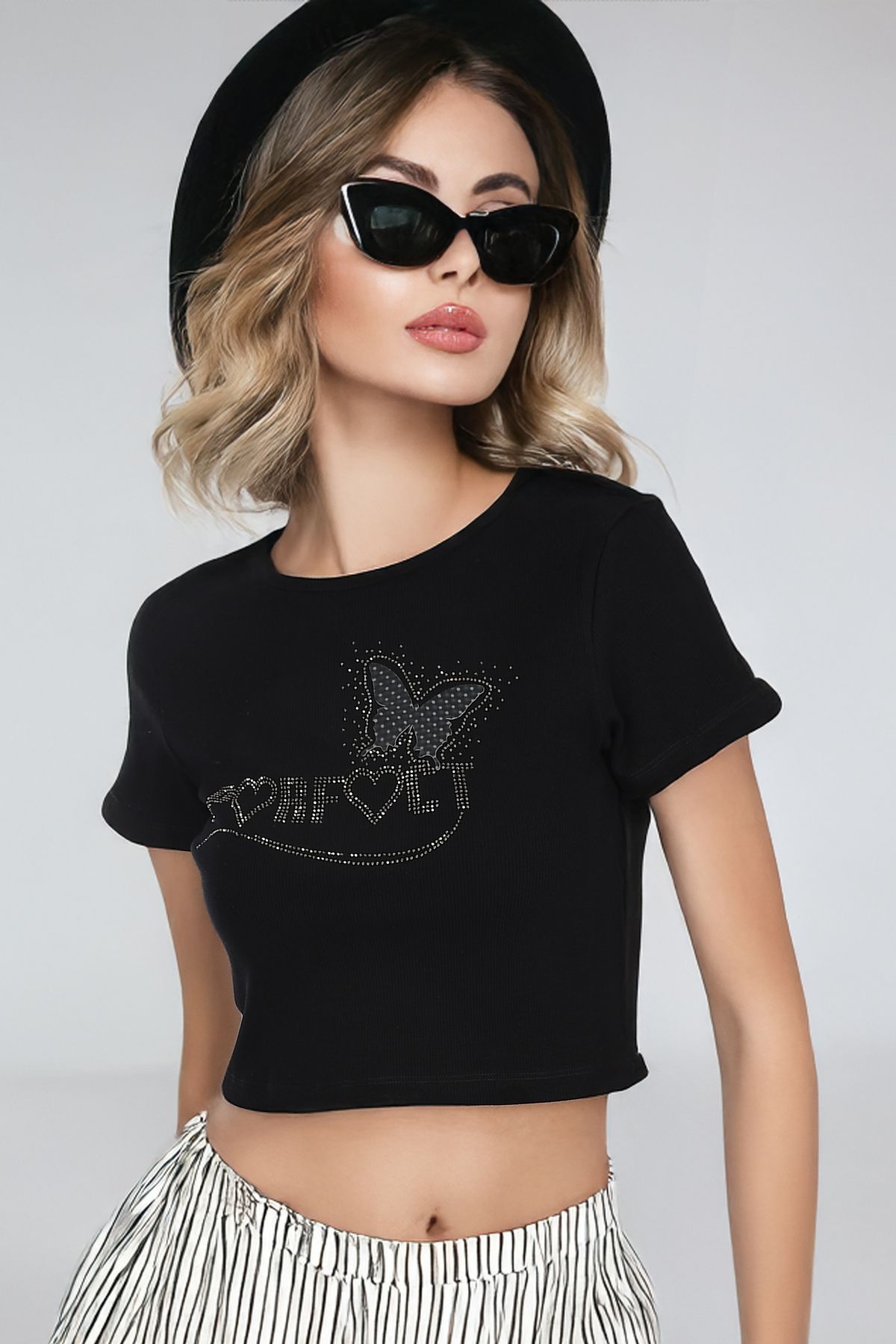 Pia Velle Perfect Yazılı Taş Detaylı Siyah Kelebek Crop T-Shirt – Cesur ve Işıltılı Stil