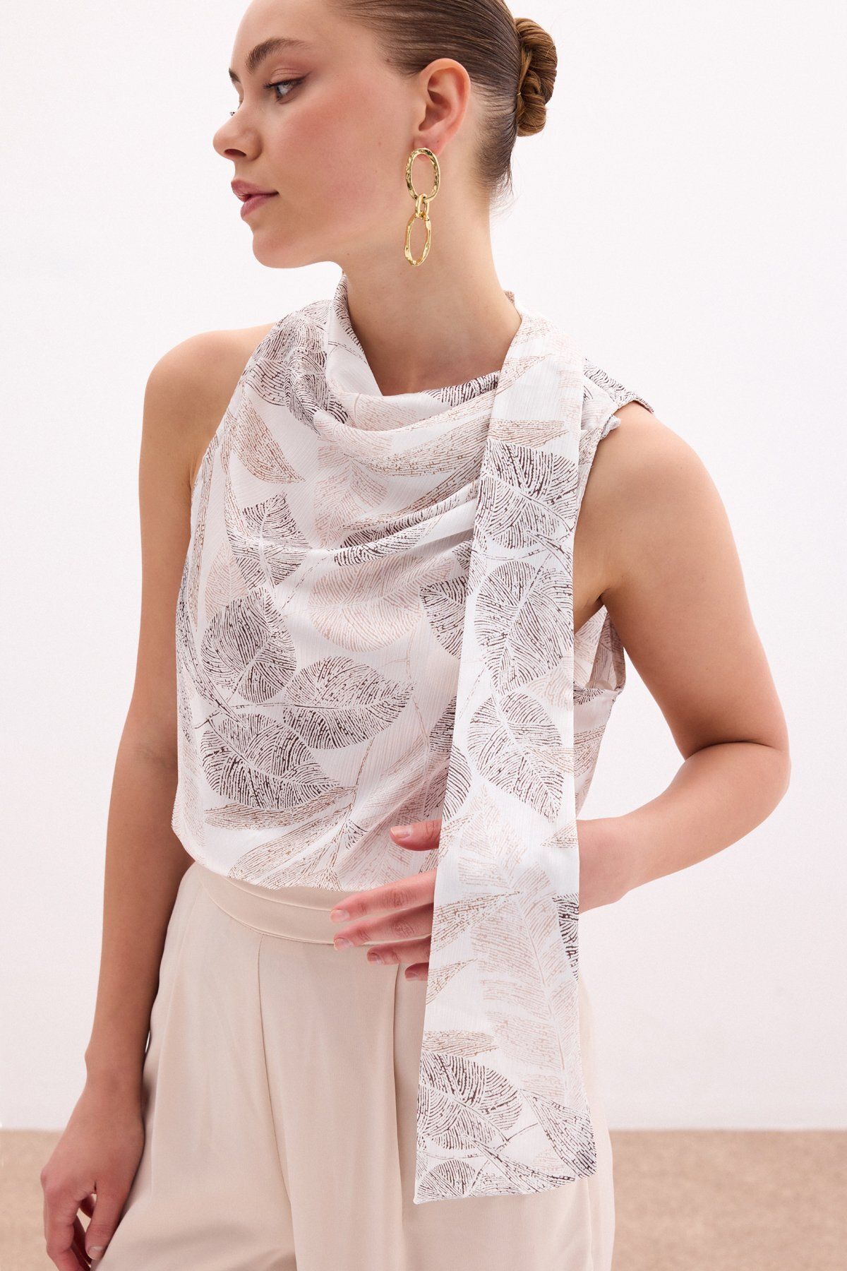 Sateen Fularlı Desenli Bluz - Vizon