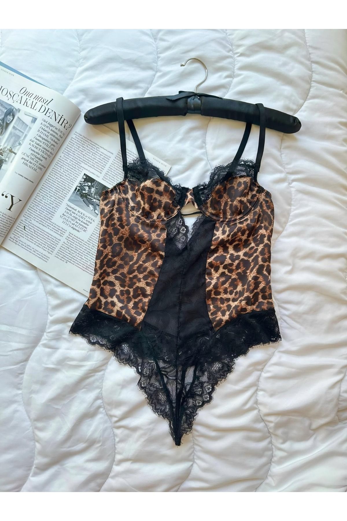 Jenny Daphne Leopard Desenli Saten Dantelli Transparan Alttan Çıtçıtlı Balenli Bodysuit Blue-652