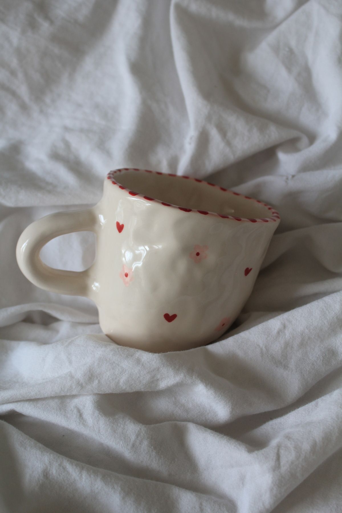 sukupotCeramics Kalpli Çiçekli ve Ağzı Çizgili El Yapımı Kupa