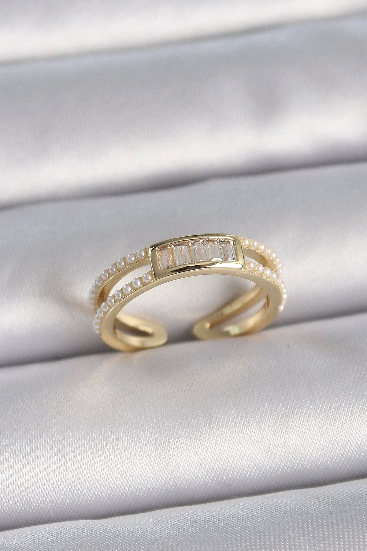 OurStyles Pirinç Gold Renk Ayarlanabilir Sıralı İncili Zirkon Taş Detaylı Kadın Yüzük - TJ-BYK3380