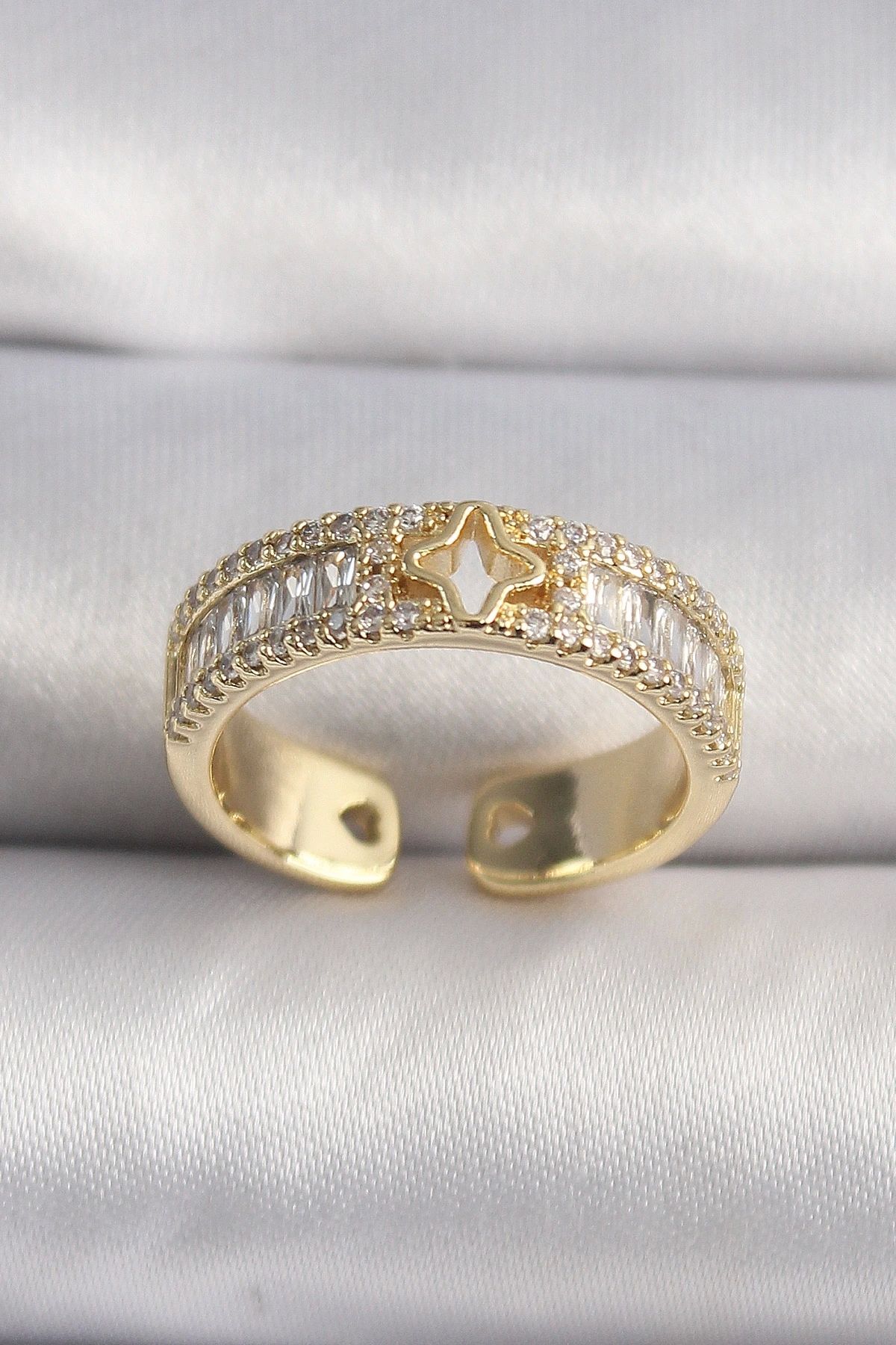 OurStyles Pirinç Gold Renk Zirkon Taşlı Yıldız İşleme VIP Seri Kadın Yüzük - TJ-BYK3510