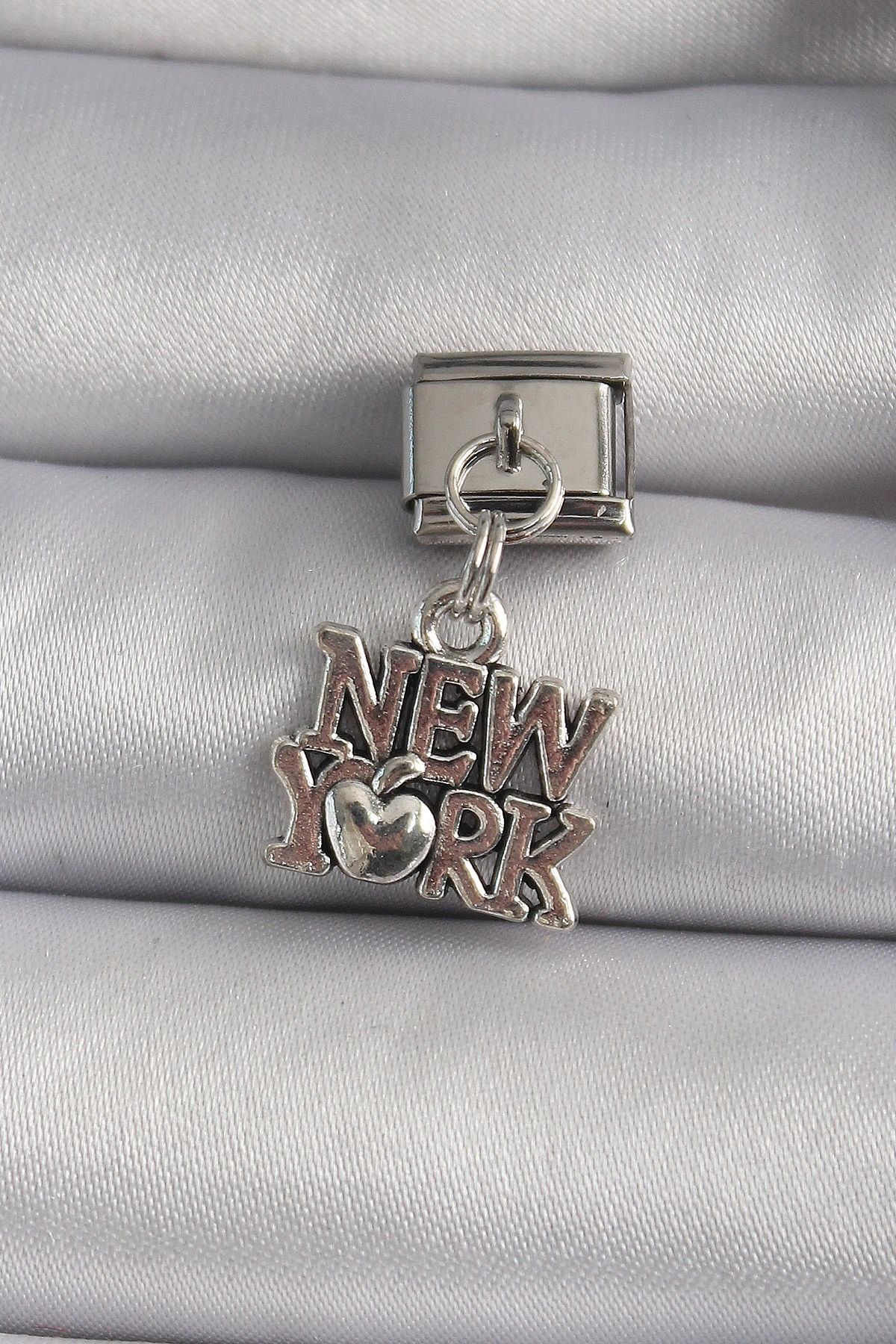 OurStyles 316L Çelik Gümüş Renk Sallantı New York Yazı Model Nomination Charm - TJ-BC1120