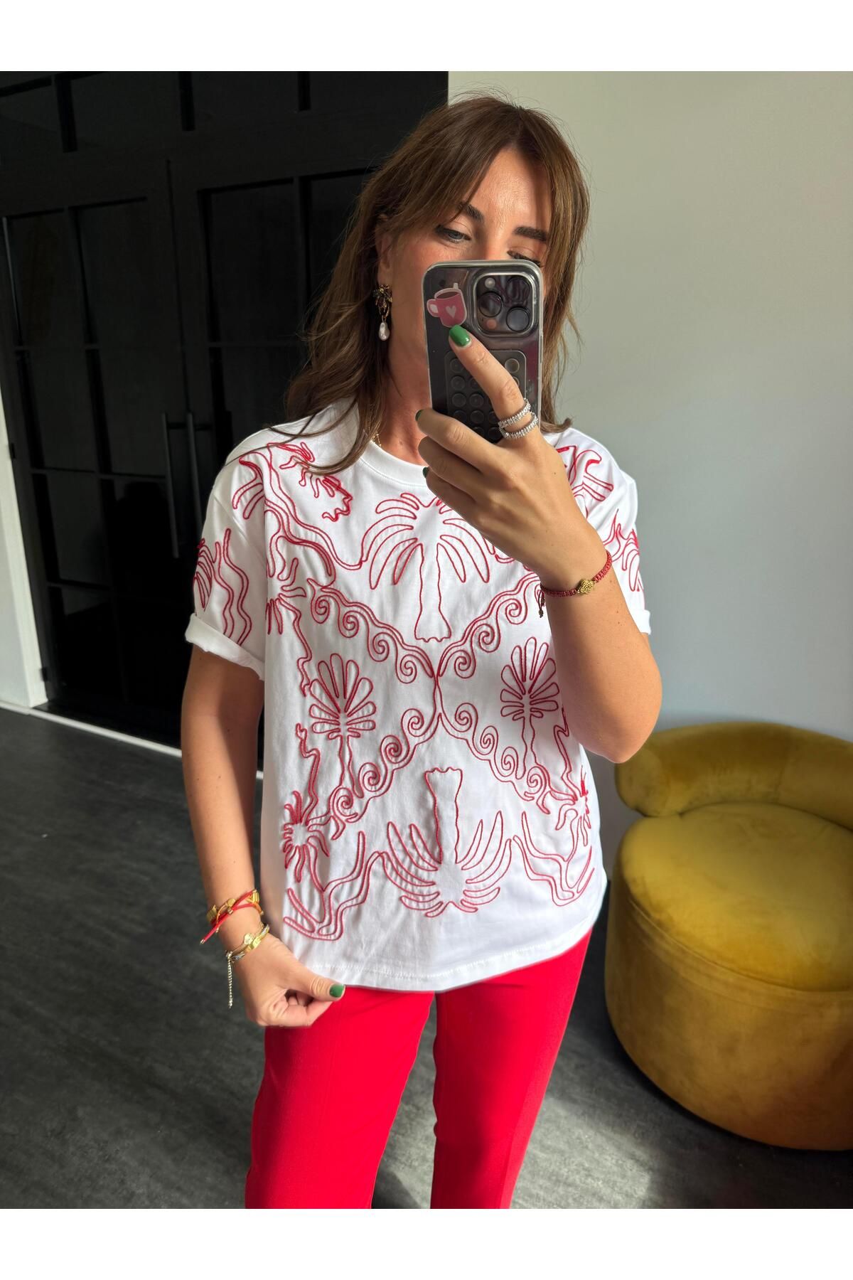 begum mayda Kırmızı Nakış İşlemeli , Ekru T-shirt