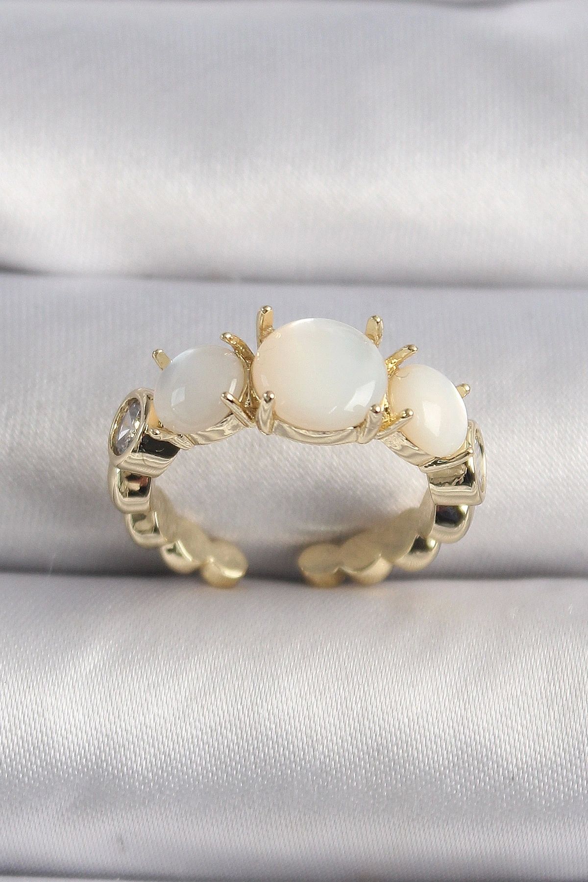 OurStyles Pirinç Gold Renk Zirkon Taş Detaylı Beyaz Sedefli VIP Seri Kadın Yüzük - TJ-BYK3504