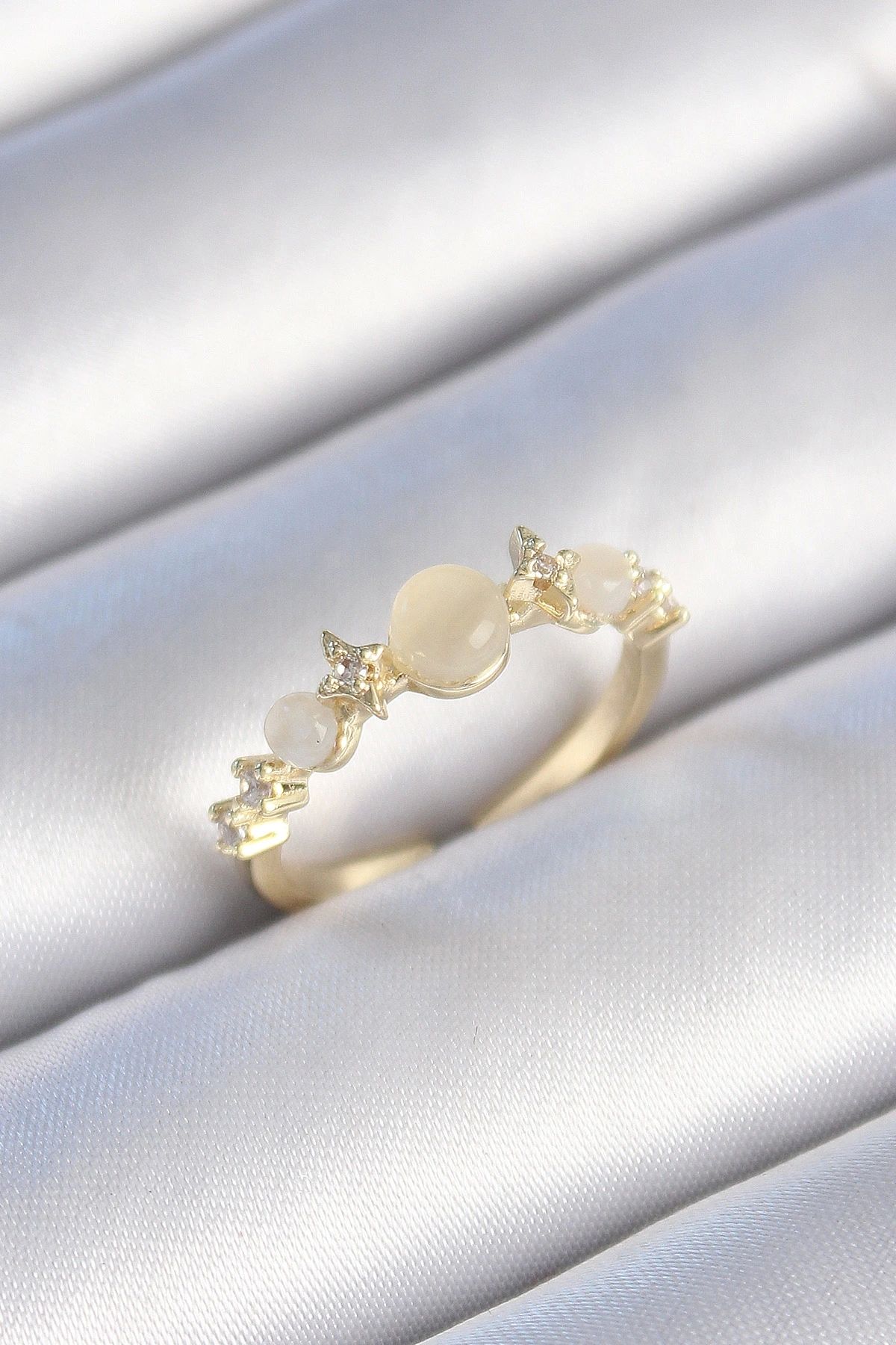 OurStyles Pirinç Gold Renk Zirkon Taşlı Yıldız Detay Beyaz Mineli Kadın Yüzük - TJ-BYK3440