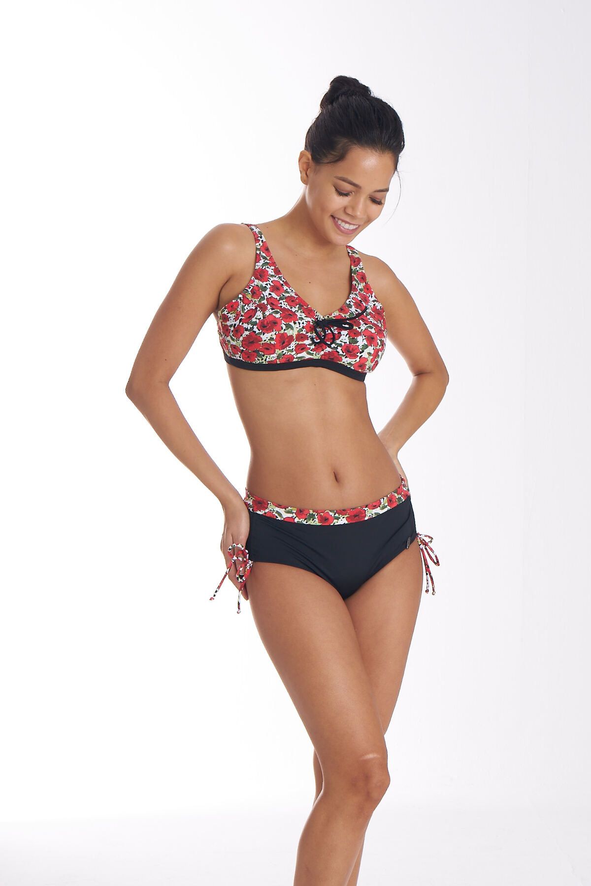 Sunsurf 2025 Kreasyonu Kırmızı, Siyah Beyaz Çiçek Desenli Bikini Takımı