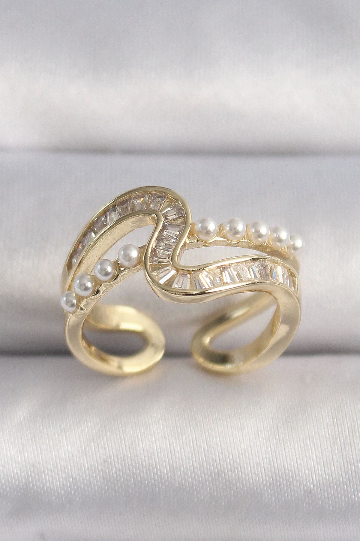 OurStyles Pirinç Gold Renk Zirkon Taşlı İnci Detay VIP Seri Kadın Yüzük - TJ-BYK3512
