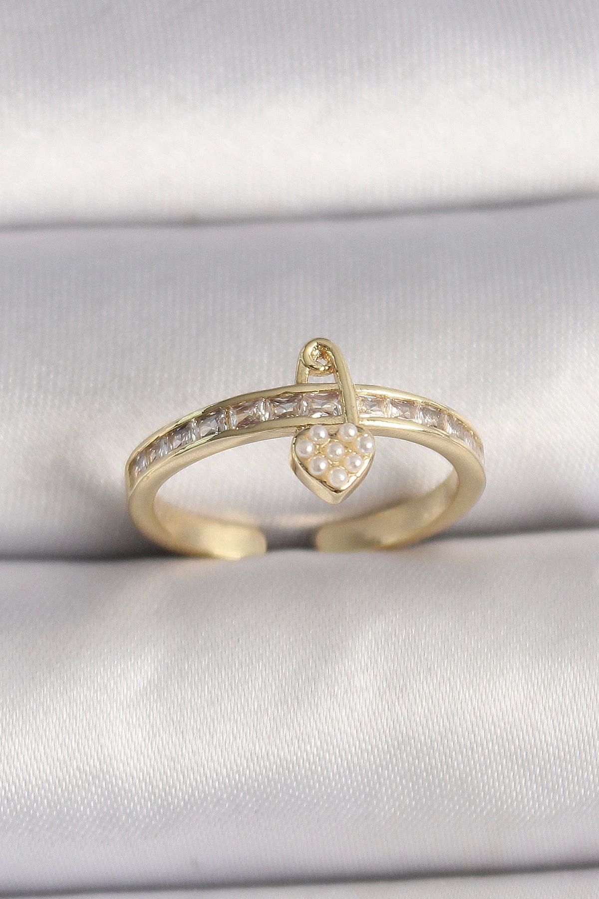 OurStyles Pirinç Gold Renk Zirkon Taşlı İnci Detay Kilit Kalp Figür Ayarlanabilir Yüzük - TJ-BYK3537