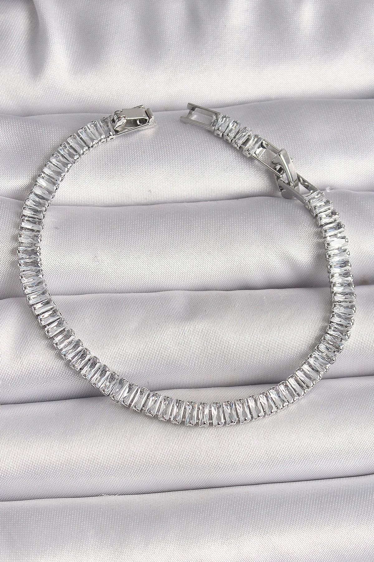 OurStyles Pirinç Gümüş Renk Zirkon Taşlı Su Yolu Model Kadın Bileklik - TJ-BB6725