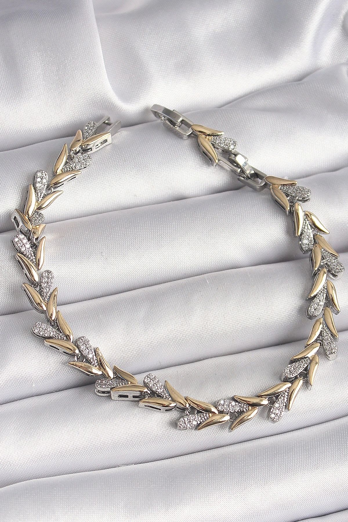 OurStyles Pirinç Gold Renk Mix Renk Zirkon Taşlı Yaprak Model VIP Seri Kadın Bileklik - TJ-BB6810