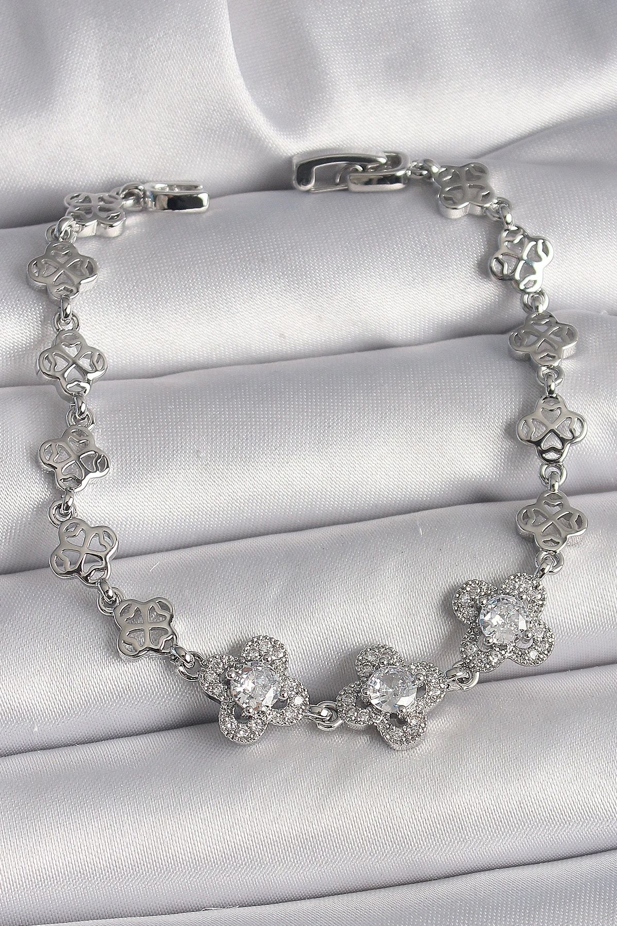 OurStyles Pirinç Gümüş Renk Zirkon Taşlı Yonca Model Kadın Bileklik - TJ-BB6813