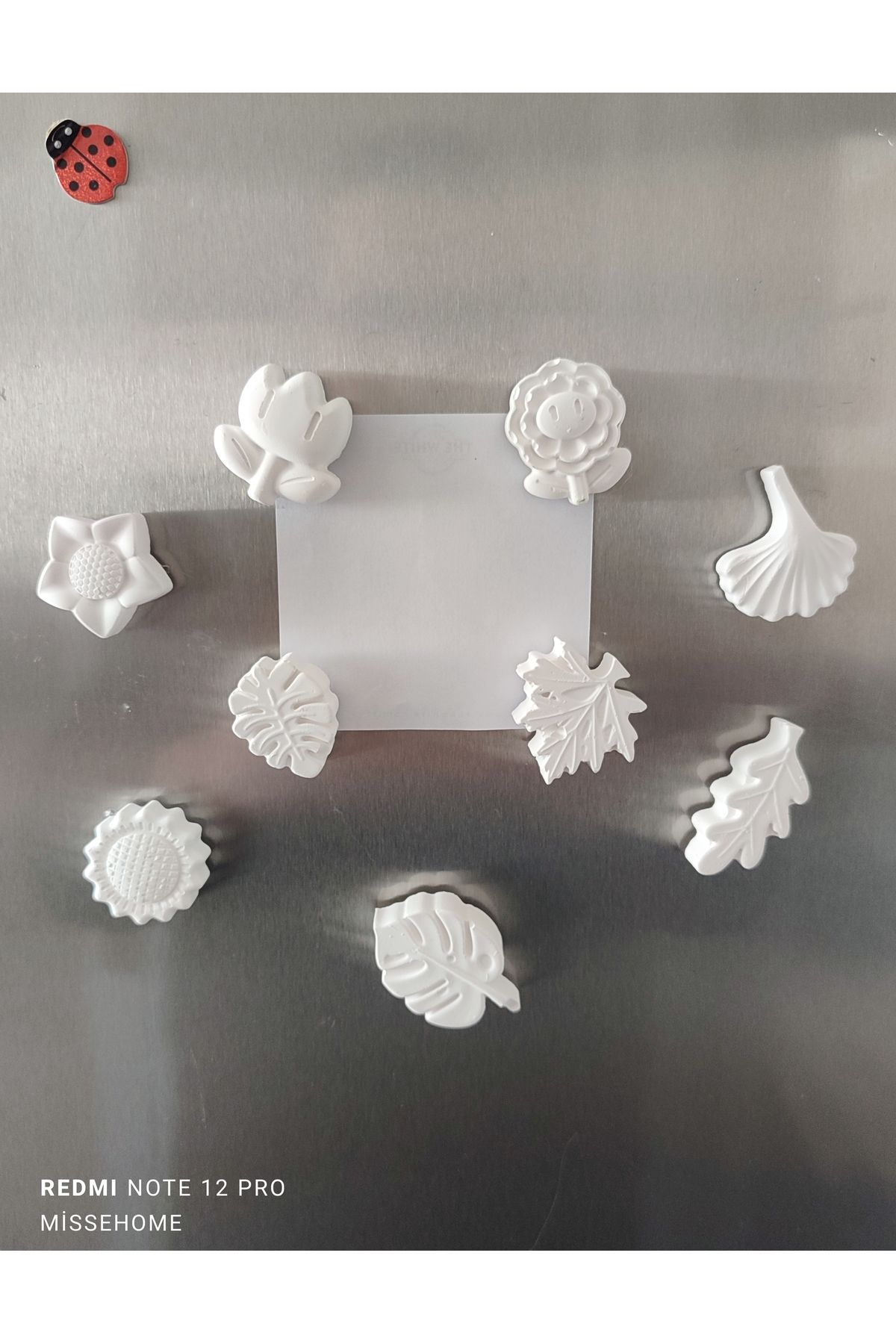 Misse Buzdolabı Süsü Çiçekli Magnet, 9 Adet Farklı Desenlerde Beyaz Renk Mıknatıslı Fotoğraf Tutucu Magnet
