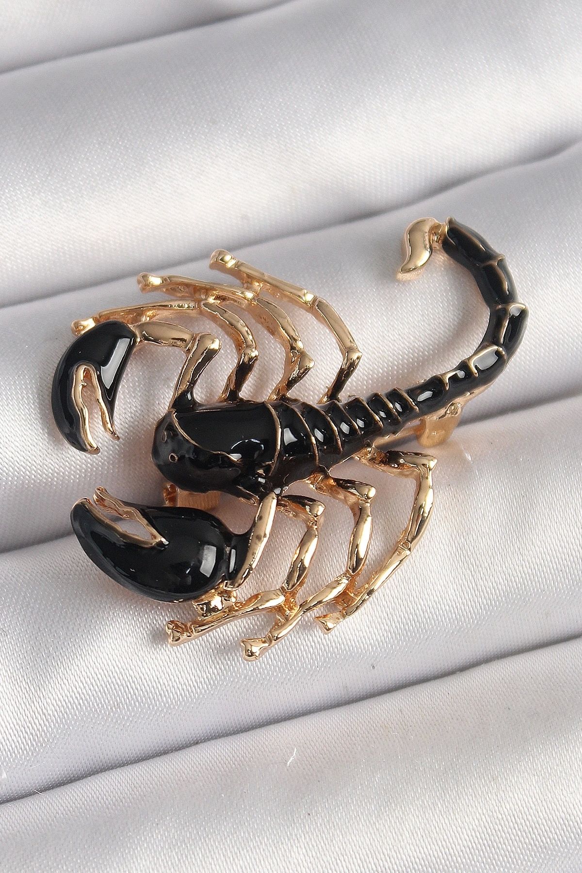 OurStyles Pirinç Gold Renk Siyah Akrep Model Kadın Broş - TJ-BR421