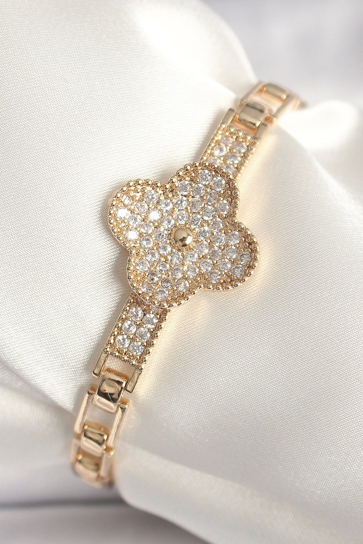 OurStyles Pirinç Gold Renk Zirkon Taşlı Yonca Model Kadın Bileklik - TJ-BB6844