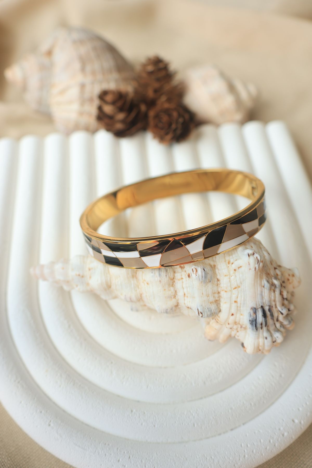 FİRST JEWELRY Geometrik Desenli Mineli Çelik Kelepçe Bileklik