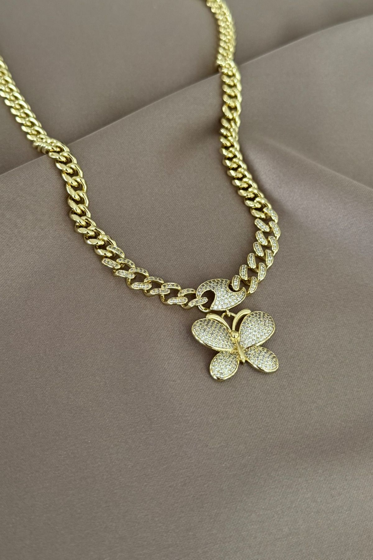 laria jewelry Taşlı Kelebek Figürlü Kolye