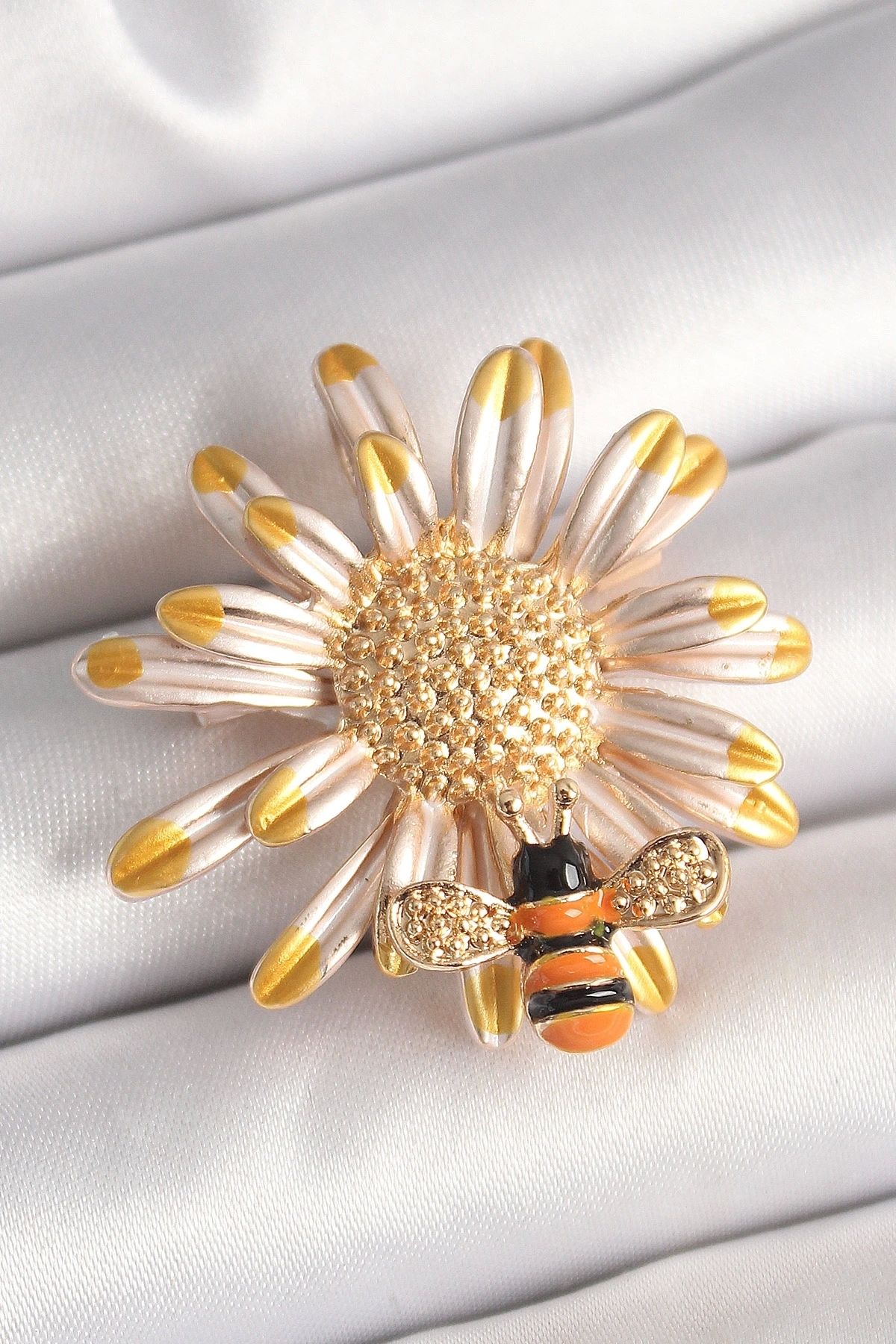OurStyles Pirinç Gold Renk Papatya Model Arı Detay Kadın Broş - TJ-BR431