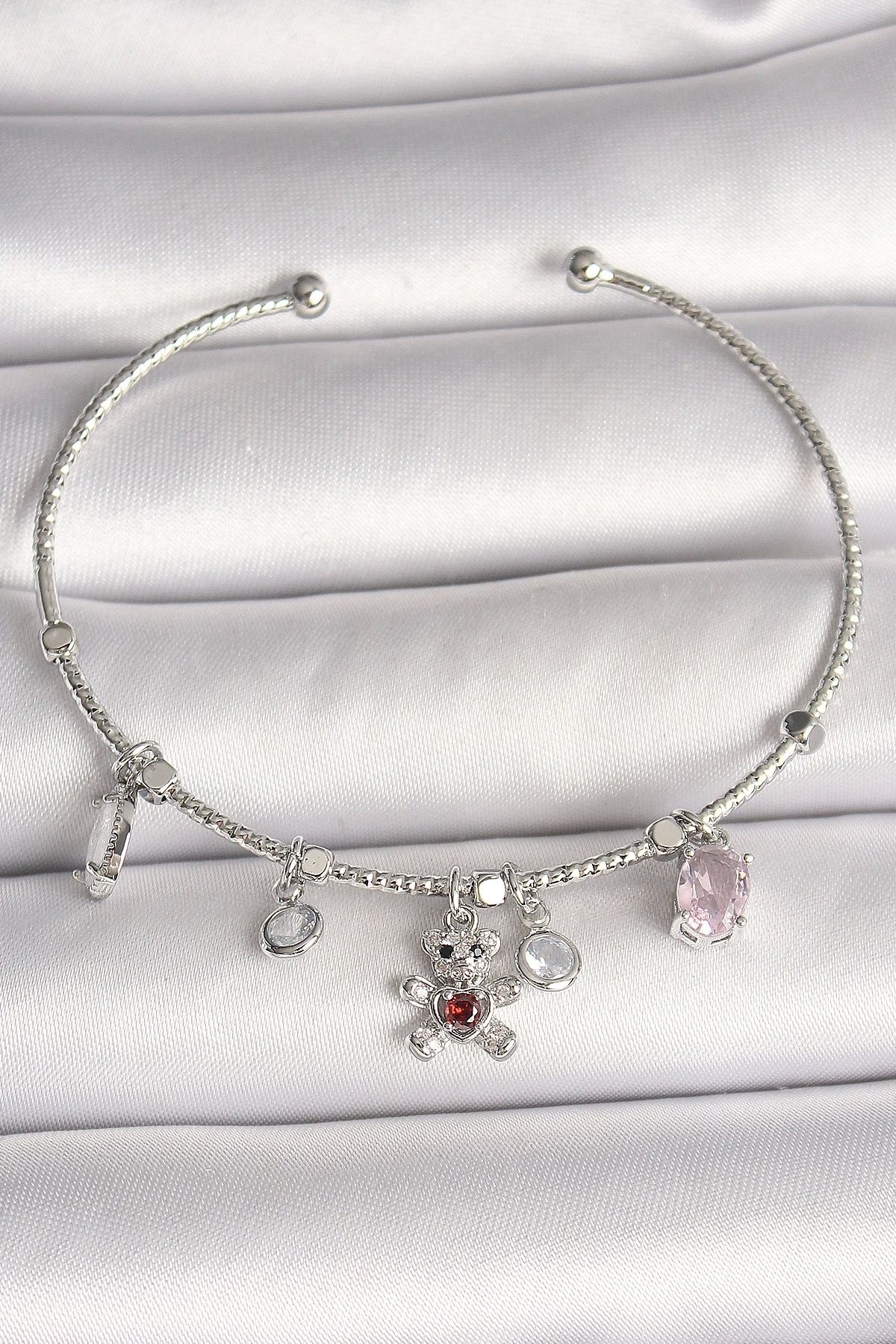 OurStyles Pirinç Gümüş Renk Sallantı Zirkon Taşlı Ayıcık Figür Kırmızı Taş Detay Charm Kadın Bileklik - TJ-BB6