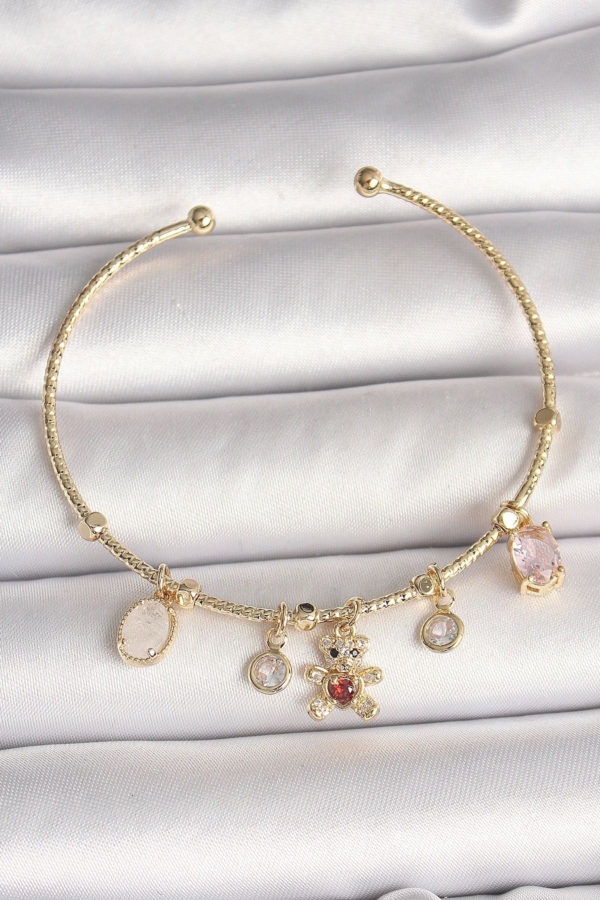 OurStyles Pirinç Gold Renk Sallantı Zirkon Taşlı Ayıcık Figür Kırmızı Kalp Detay Charm Kadın Bileklik - TJ-BB6