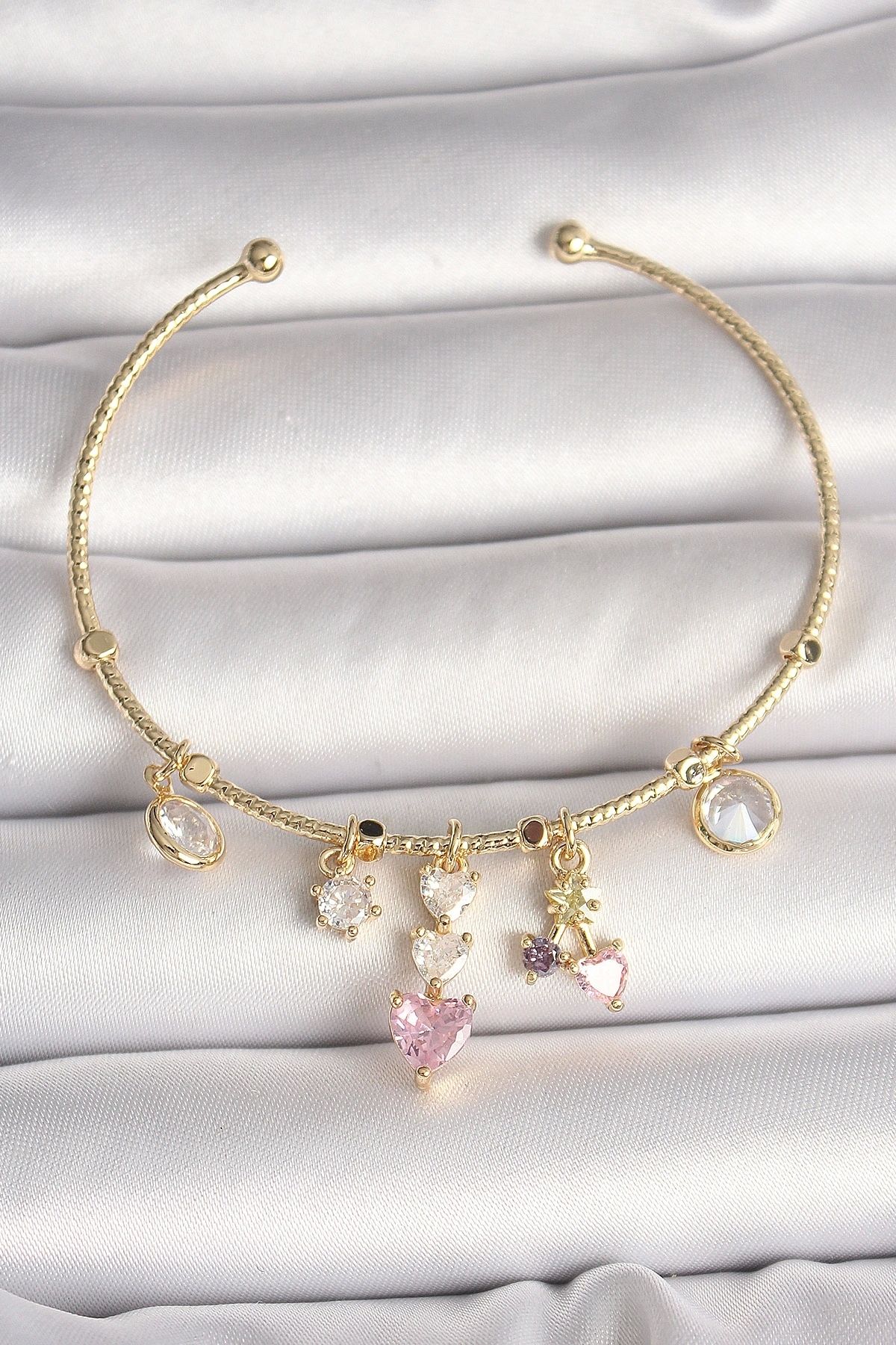 OurStyles Pirinç Gold Renk Sallantı Zirkon Taşlı Kalp Figür Pembe Kalp Detay Charm Kadın Bileklik - TJ-BB6897