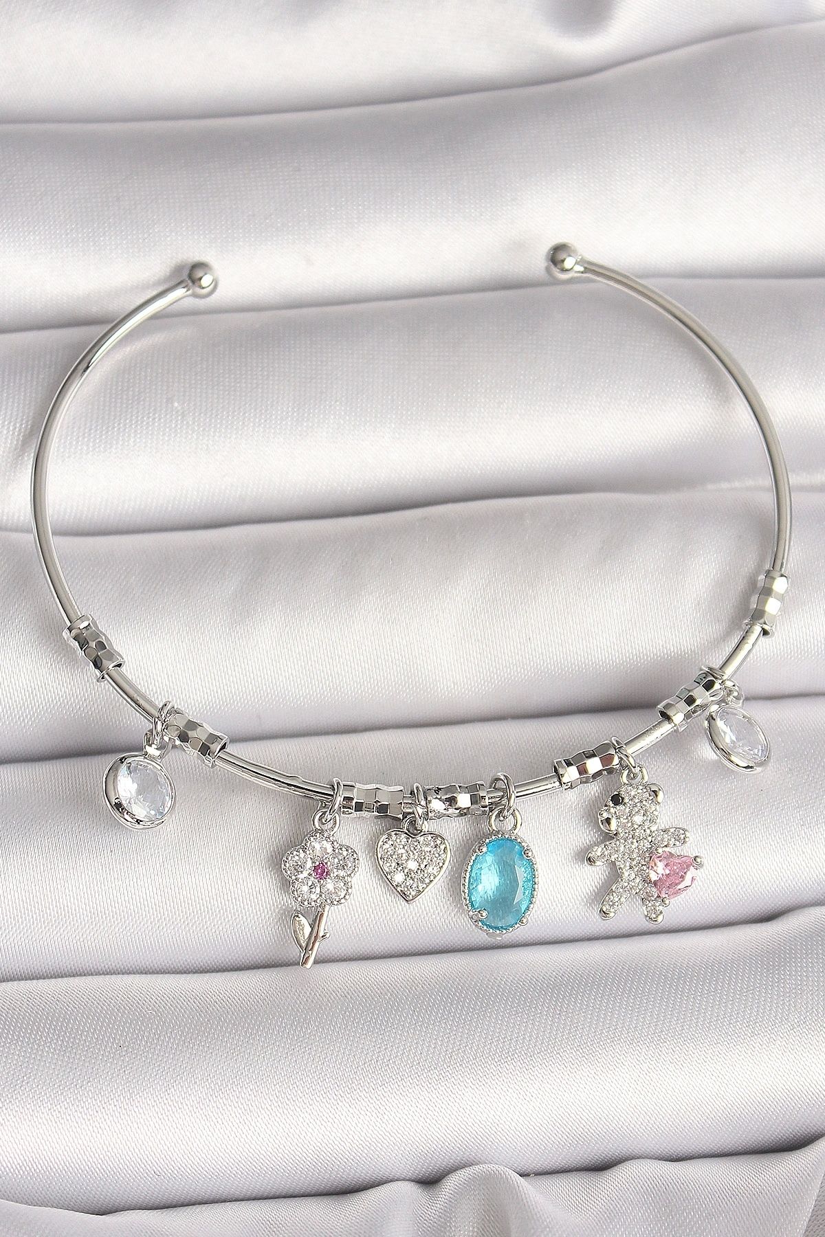 OurStyles Pirinç Gümüş Renk Sallantı Zirkon Taşlı Ayıcık Figür Çiçek Detay Charm Kadın Bileklik - TJ-BB6908