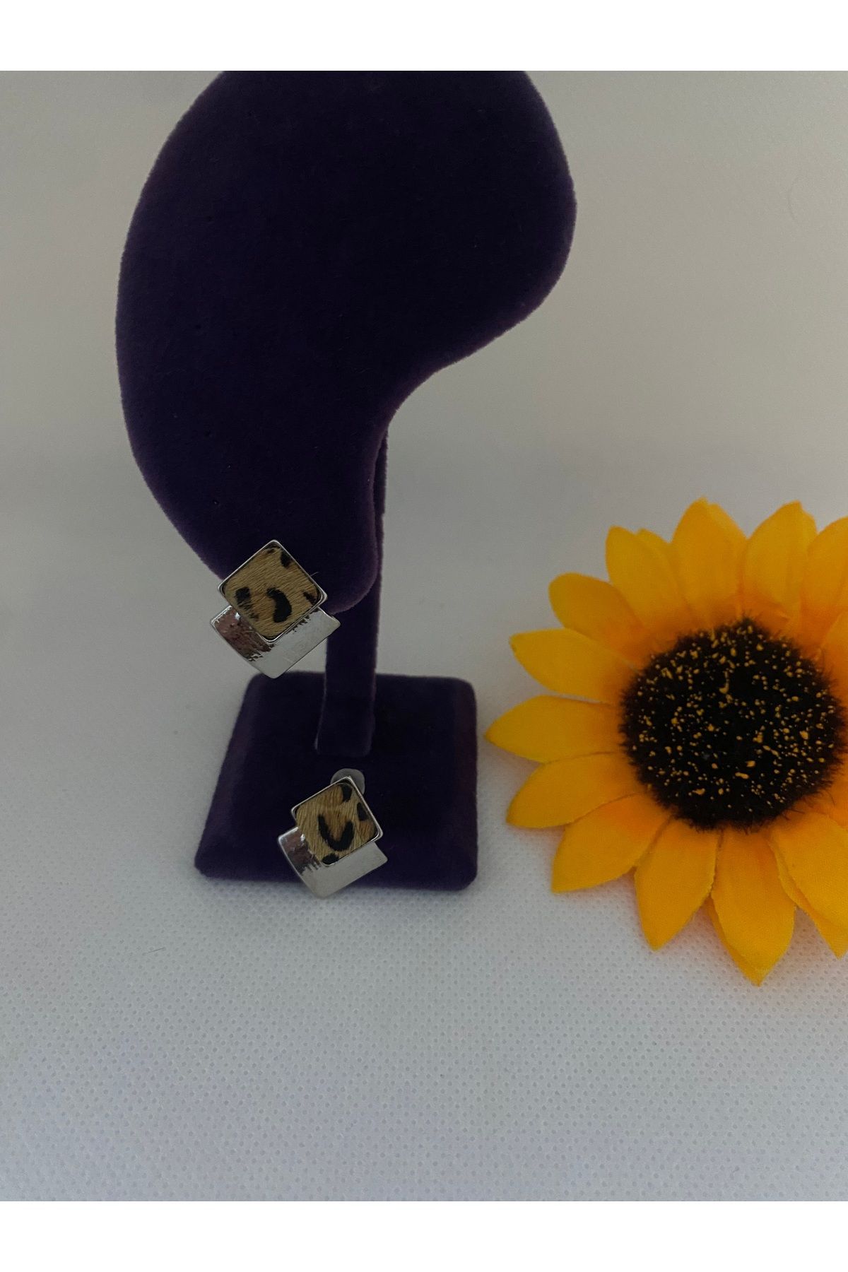 Butik Leopar Detaylı Tasarım Çelik Küpe