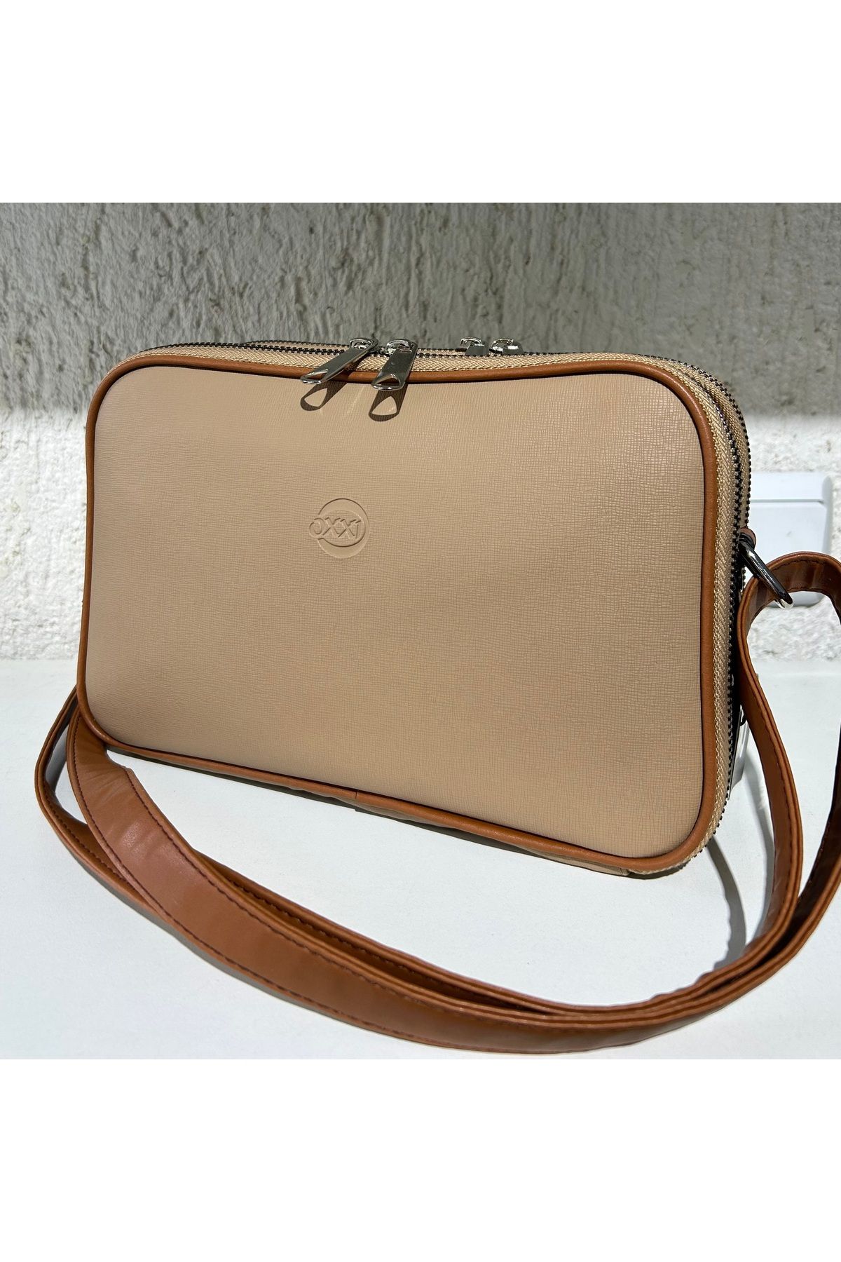 Oxxi Handbags Bej Çift Fermuarlı Omuz Çantası – Taba Detaylı