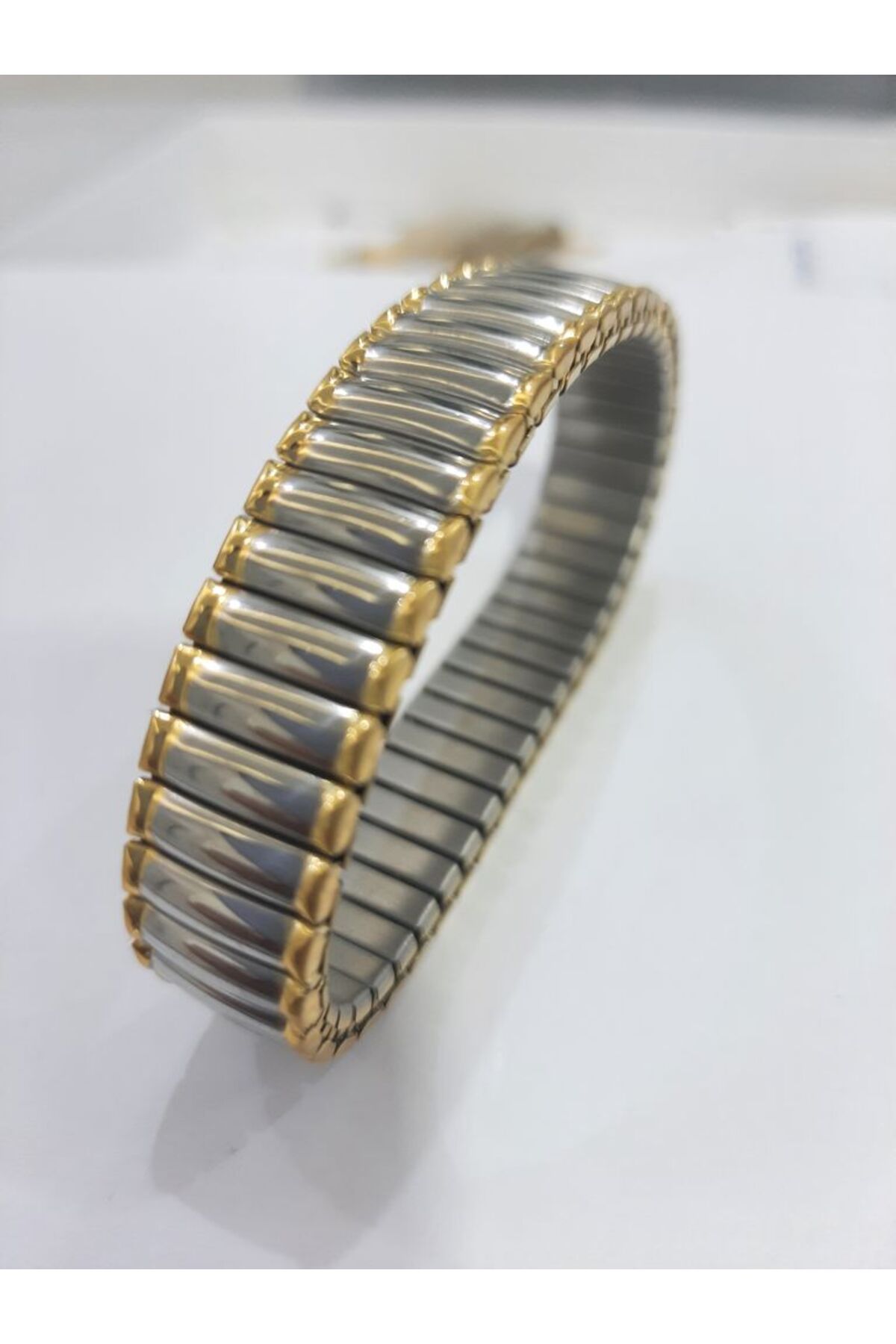 Tasarım Çelik Bileklik Metal Düz Elastik Model 1 Cm Genişlik 18 Cm Uzunluk Ortası Gümüş Kenarı Gold